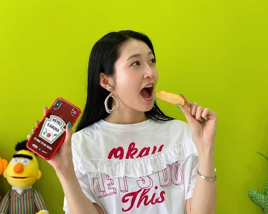 Karunaさんのインスタグラム写真 - (KarunaInstagram)「. 🍅🥫🍅 HEINZ ❌ CASETiFY 🍅🥫🍅 ㅤㅤㅤ 他のデザインも可愛くてすごく迷った・・・ ケチャラーの私にはたまらないコラボです🤤 使い始めたらケチャップとベストカップルの フライドポテトが食べたくなりWoltを使って SUZU CAFEデリバリーをした日🤳🏻🧃🥗🍟 ㅤㅤㅤ 📲：6月5日 国際ケチャップデーに新発売 🍝 🚴🏻：ウォルト初回割引クーポン《 KARUNA 》 ㅤㅤㅤ #HEINZxCASETiFY #HEINZ #KETCHUP #PR #Wolt広島 #SUZUCAFE #ランチ #おうち時間」6月2日 9時53分 - karuna0520