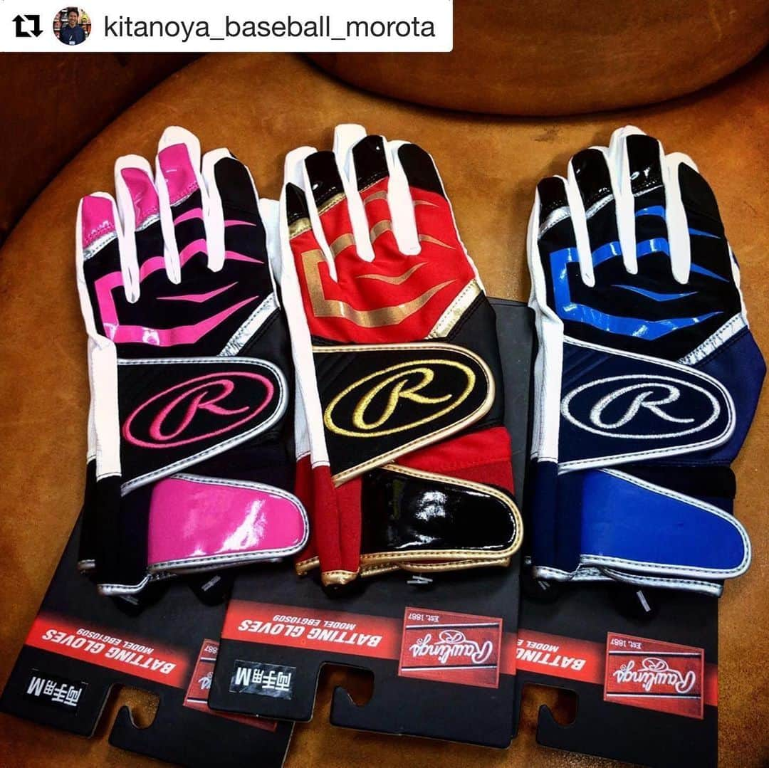 Rawlings Japanさんのインスタグラム写真 - (Rawlings JapanInstagram)「#Repost @kitanoya_baseball_morota with @get_repost ・・・ ・﻿ ﻿ 【ローリングスバッティング手袋】﻿ ﻿ ﻿ ローリングスのバッティング手袋💡﻿ ﻿ ﻿ この手袋はカラー手袋を安くほしい✋️練習用にほしい🤲﻿ ﻿ という方にオススメです😁﻿ ﻿ ﻿ 当店ではカラーは3色在庫してあります😊﻿ ﻿ ﻿ みなさん、この自粛期間にバット振りまくってバッティング手袋がボロボロだと思いますので…﻿ ﻿ ﻿ いや、絶対にボロボロのはずなので、買い替えにぜひどうぞーー😆✋️﻿ ﻿ ﻿ @rawlings_japan_llc  #ローリングス﻿ #rawlings﻿ #バッティング手袋﻿ #コスパ良し ﻿ #野球工房北野屋 ﻿ #北野屋スポーツ ﻿ #新潟市 ﻿ #野球専門店 ﻿ #新潟野球 ﻿ #野球 ﻿ #ミズノ ﻿ #SSK ﻿ #ZETT ﻿ #wilson ﻿ #ハタケヤマ ﻿ #ワールドペガサス ﻿ #BSSショップ ﻿ #草野球 ﻿ #硬式野球 ﻿ #軟式野球 ﻿ #社会人野球 ﻿ #大学野球 ﻿ #高校野球 ﻿ #中学野球 ﻿ #少年野球 ﻿ #ソフトボール ﻿ #baseball ﻿ #softball ﻿ #野球好きな人と繋がりたい @rawlings_japan_llc」6月2日 9時46分 - rawlings_japan_llc