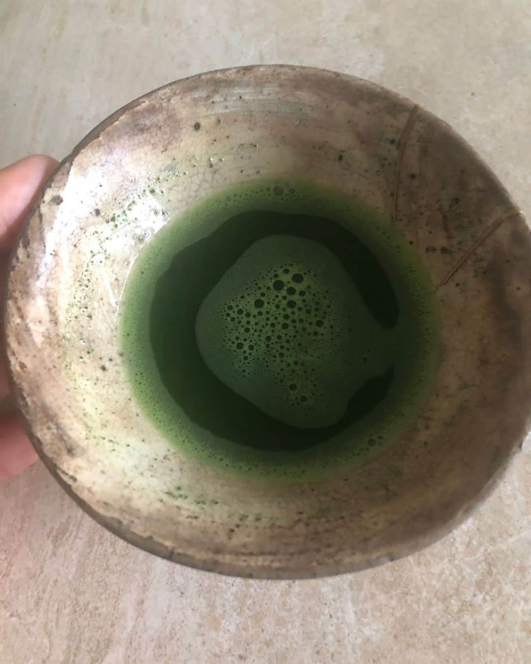 市川海老蔵 （11代目）さんのインスタグラム写真 - (市川海老蔵 （11代目）Instagram)「This is the tea bowl I took out of the box yesterday.  It’s small sized and the thicknesses is relatively thin, so a tea bowl fit for summer.  Still before the rainy season, but taking in the next season in advance. Not only do we enjoy fashion like that, it’s also nice to enjoy the Japanese culture that way too.  And now having a bowl of green tea matcha with thanks. * 昨日出した茶碗です。  小柄で厚さも薄めと 夏仕様の茶碗。  まだ梅雨前ですが 少し先取り ファッションだけでなく 日本の文化も そうやって楽しみたいものですね。  頂戴致します。  #市川海老蔵 #海老蔵 #成田屋 #歌舞伎 #ABKAI #ABMORI #ebizoichikawa #ebizo #kabuki #thunderparty #theater #theaterarts #actor #japan #classic」6月2日 9時52分 - ebizoichikawa.ebizoichikawa