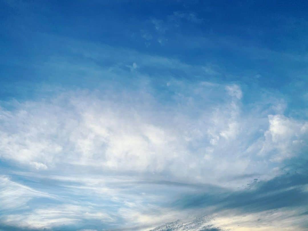 早坂香須子さんのインスタグラム写真 - (早坂香須子Instagram)「朝は曇りだけど、午後は晴れるみたいだね！  みなさま　良い一日を✨✨✨ ．  #先日の空 #今日から2ヶ月ぶりにお仕事再開です #まだゆったりモード #でも嬉しい #細心の注意を払いつつ #メイクできる歓びったら #やっぱりこのお仕事が大好き」6月2日 10時03分 - kazukovalentine