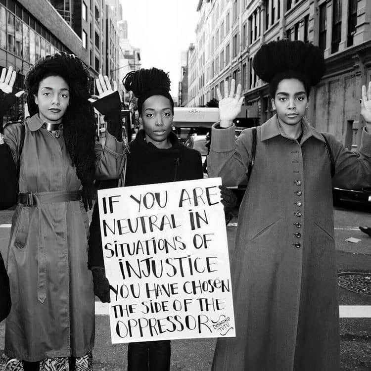 ローレン・オーランドのインスタグラム：「i cannot find words to fully explain the sadness and anger that i feel right now, but i know that as a young person who has both a large platform and the ability to enact change for the future, i need to speak up about issues that i find deeply upsetting. having an opinion and not allowing yourself to be silenced is commendable. it’s the responsibility of my generation to ensure that we don’t live in the same world as our parents did. i acknowledge the white privilege that rewards me solely on the basis of the color of my skin. i cannot, and will never be able to fully grasp the experiences of people of colour. i can only work to begin to. i encourage my friends with large platforms to use the influence they have to talk about important issues. remaining silent is both ignorant and apathetic. we need to be better #blacklivesmatter✊🏽✊🏾✊🏿」