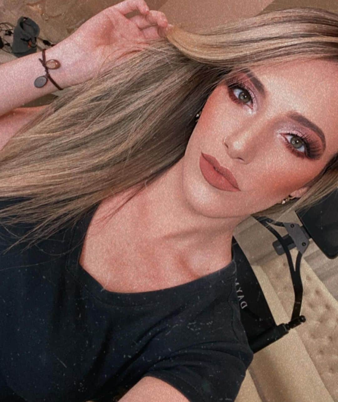 ナターリア・ガウジオのインスタグラム：「Postando essa produção maravilhosaaaa da minha maquiadora e amiga que arrasa sempre @thayssmakeup!! Só pra avisar que vem novidade por aí pra vocês que amam ginástica e maquiagem... Aguardemmm, super ansiosa pra contar pra vocês!! 😍✨💄💋💁🏼‍♀️🤸🏼‍♀️❤️ #makeup #inlove #rhythmicgymnastics #makeuplovers #glam #shining #news #commingsoon #girls #gymnasts」