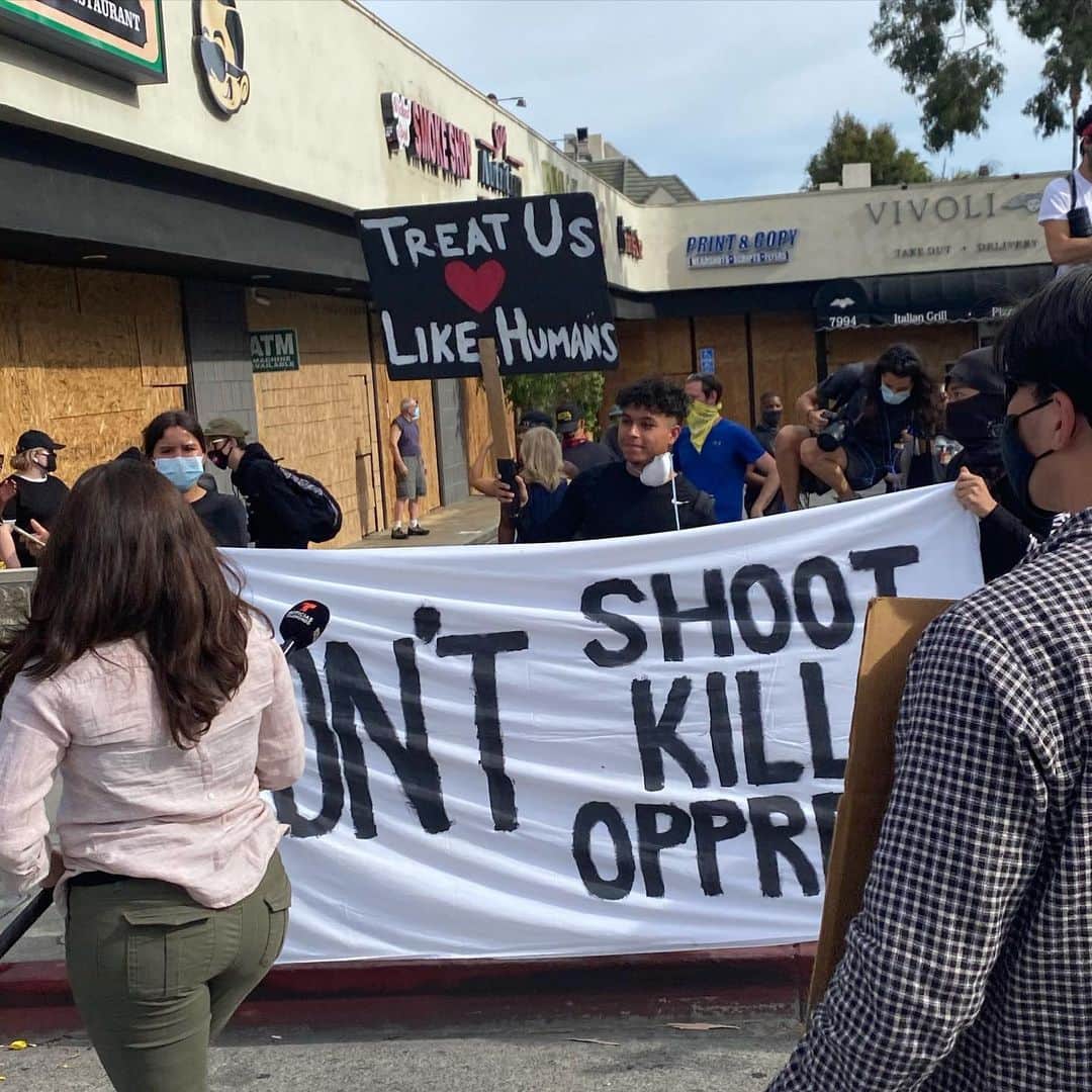 エリザベッタ・カナリスさんのインスタグラム写真 - (エリザベッタ・カナリスInstagram)「Today I went  to a protest,on Sunset blvd. What I saw was beautiful images of peace and engagement. I didn’t see anyone ruining property or businesses. My hope is that this will be the message delivered.  Let’s make today history and let’s keep distance from those who want to loot. These are opportunists that only want an excuse to commit criminal acts and destroy our community.  Police were nice and everyone was communicating with them  in a friendly way.  The Police were there  for protecting our neighborhoods and small businesses not to harm people.  God bless them and all the people showing up calling for peace. We have way more power to make change than those rioting and looting.  Please don’t turn protest into violence. I am proud to be in a country that is waking up to change ❤️ 🇺🇸 #BLM  Oggi sono stata per qualche minuto ad una manifestazione ed ho visto delle bellissime immagini di pace e cooperazione tra i partecipanti.  Questo è il messaggio che deve passare , usare il dialogo  per ottenere la pace.  Coloro che stanno distruggendo, rubando ed usando violenza stanno sabotando il vero significato delle proteste facendo dei manifestanti dei criminali.  Oggi le persone regalavano fiori e salutavano la Polizia che non era lì per picchiare nessuno. Spero che queste giornate diventino storia e che chi è al governo non perda questa grande chance per attuare un cambiamento ❤️🇺🇸」6月2日 10時15分 - littlecrumb_