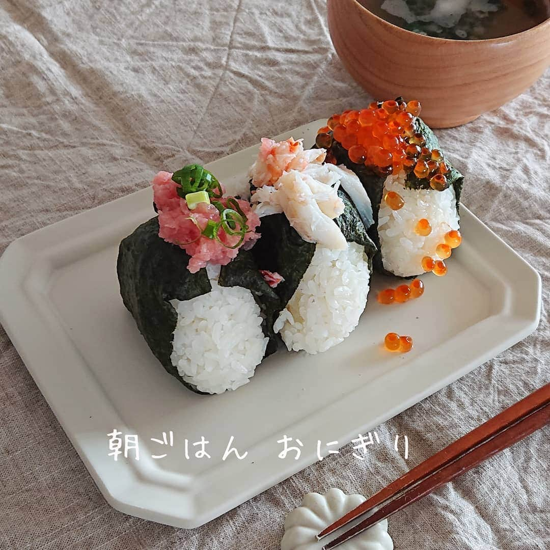 藤森夕子さんのインスタグラム写真 - (藤森夕子Instagram)「おはようございます☁︎ 昨日から制服姿の学生さん達を見かけるようになったなぁ(^^) 真新しい鞄を肩にかけてる中学一年生らしき子が、「あれ？どっちだっけ？？」とホームでキョロキョロしている姿がとても初々しく微笑ましかった♡ 本来なら中間テストも終わり部活を楽しんでる頃だもんね。新学期(？)ファイト～٩(ˊᗜˋ*)و おにぎりは、昨夜の海鮮丼を少し残しておいたもので🍙🍙🍙 さっ！今日も一日ガンバ(*•̀ᴗ•́*)و ̑̑ #おにぎり #息子ごはん記録 #息子ごはん #朝ごはん #朝食 #今日の朝ごはん #海鮮おにぎり #息子弁当記録 #おむすび#毎日ごはん #毎日ごはん記録 #いくらおにぎり #いくらこぼれ飯 #てづくりごはん365 #てづくりおべんと365 #cooking #food #kitchengram #🍙 #🍙🍙 #🍙🍙🍙」6月2日 10時15分 - yukofujimori2525