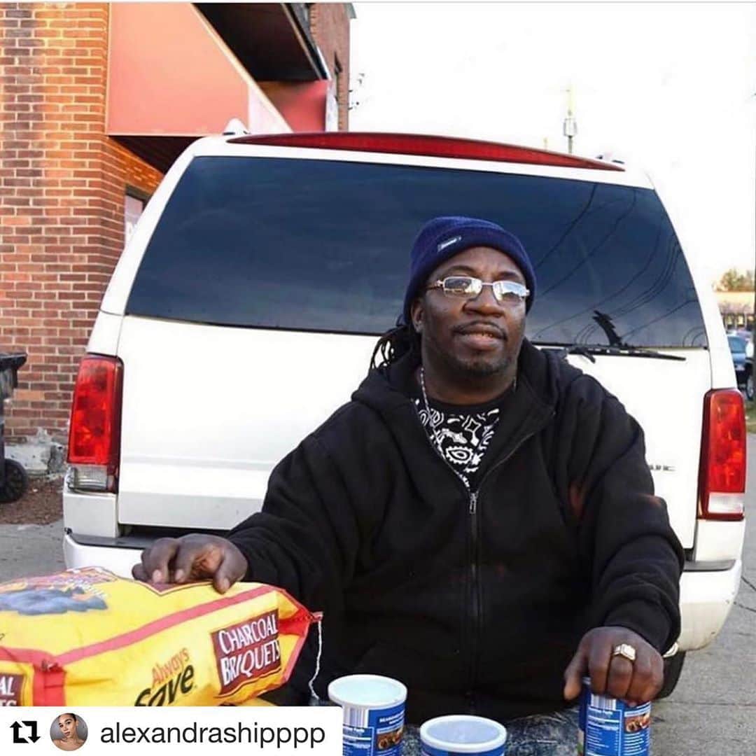 ミラ・ジョヴォヴィッチのインスタグラム：「Not one officer had their body cam’s on. NOT ONE. #davidmcatee #stateofemergency #icantbreathe  #Repost @alexandrashipppp ・・・ #DavidMcAtee was shot by police FEEDING PROTESTERS in Louisville, KY. Blindly shooting into a crowd?? My stomach hurts. I’m not ok. I’m overwhelmed. I feel helpless. I’m scared for the peaceful protesters. We’re obviously not safe. THIS IS NOT OK. Black people will never be safe until real change is implemented. #ICANTBREATHE」