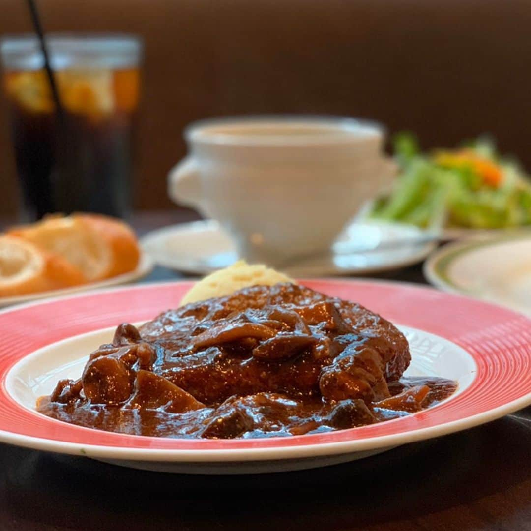 ハース池袋2号店のインスタグラム：「おはようございます😃 ハース池袋2号店です♫  姉妹店のハース1号店は今日も元気にランチ営業してます‼️ 今週の平日限定ビジネスランチ✨ 👨‍🍳のオススメは、 【 特製❣️きのこ赤ワイン煮込みハンバーグ 】　1,000円 サラダ・スープ・プチデザート・ドリンク、が付いてます😄  今日も皆さまに笑顔と美味しいがお届け出来ますように🤗  #池袋#池袋グルメ#池袋ビストロ#池袋ガレット#池袋ハース #池袋イタリアン#池袋ランチ#チーズ#ロティサリーチキン#池袋ビストロ#イタリアン#stayhome#カフェ#ラクレット#ランチ#チーズフォンデュ#クレマカタラーナ#お昼ご飯#池袋デザート#煮込みハンバーグ#ルコックロティ#コンテ#チキンカツ#リモート飯#リモート飲み会#ステーキ#肉好き#ビストロ＃週末ですね」