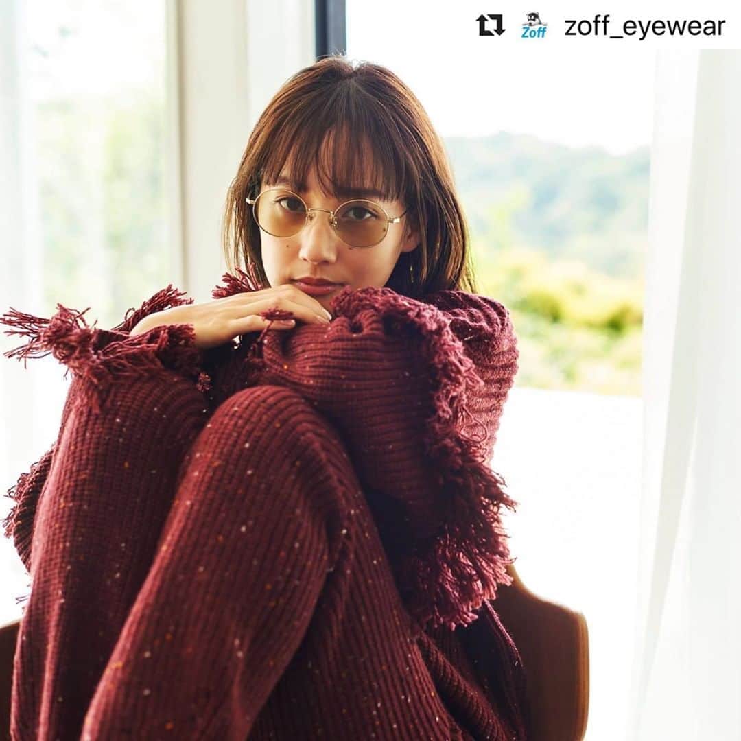 高嶋香帆のインスタグラム：「#Repost  モデルをさせて頂きました☺️ どれもこれも可愛すぎるサングラス！発売が楽しみです💓 . @zoff_eyewear with @make_repost ・・・ 「Zoff×takashi kumagai」 @takashikumagai_official  2020年6月5日(金)発売予定 🕶🕶🕶🕶 アメリカンヴィンテージをアーバンに解釈したメタルラウンドシェイプ。両脇にクラッカー型ディテールを配するなど、計算されたメタルの輝きがテンプル(つる)のデザインに取り込まれています。 🕶🕶🕶🕶 着用品番　ZY202G10_56E1(ゴールド) 🕶🕶🕶🕶 【種類】全8型 16種類 【発売日】2020年6月5日(金)発売予定 【価格】7,500円（税別）専用ケース、メガネ拭き付き 【取扱店舗】Zoff31店舗（下記）、Zoffオンラインストア、Zoff 楽天市場店、Zoff ZOZOTOWN店 【取扱店舗リスト】 Zoff 札幌アピア店 Zoff イオンモール盛岡南店 Zoff モラージュ菖蒲店 Zoff イオンレイクタウンmori店 Zoff ららぽーとTOKYO-BAY店 Zoff アトレ目黒店 Zoff 銀座コア店 Zoff MART "ALWAYS IN SEASON" ルミネ池袋店 Zoff 下北沢店 Zoff 原宿店 Zoff MART "ALWAYS IN SEASON" ルミネ立川店 Zoff ルミネ北千住店 Zoff アトレ吉祥寺店 Zoff 新宿マルイ本館店 Zoff MART "ALWAYS IN SEASON" ルミネエスト新宿店 Zoff グランド東京渋谷店 Zoff MART 自由が丘店 Zoff たまプラーザテラス店 Zoff ラゾーナ川崎プラザ店 Zoff マークイズ静岡店 Zoff イオンモール木曽川店 Zoff タカシマヤ ゲートタワーモール 名古屋駅店 Zoff グランフロント大阪店 Zoff あべのキューズモール店 Zoff なんばCITY店 Zoff あまがさきキューズモール店 Zoff Park キャナルシティ博多店 Zoff イオンモール八幡東店 Zoff 福岡パルコ店 Zoff トキハわさだタウン店 Zoff アミュプラザ鹿児島店  #Zoff #takashikumagai #熊谷隆志 #sunglasses #sunglassesfashion #sunglasses😎 #eyewear #summer #yellowsunglasses #grennsunglasses #clearsunglasses #イエローサングラス #グリーンサングラス #クリアサングラス #サングラス #メガネ」