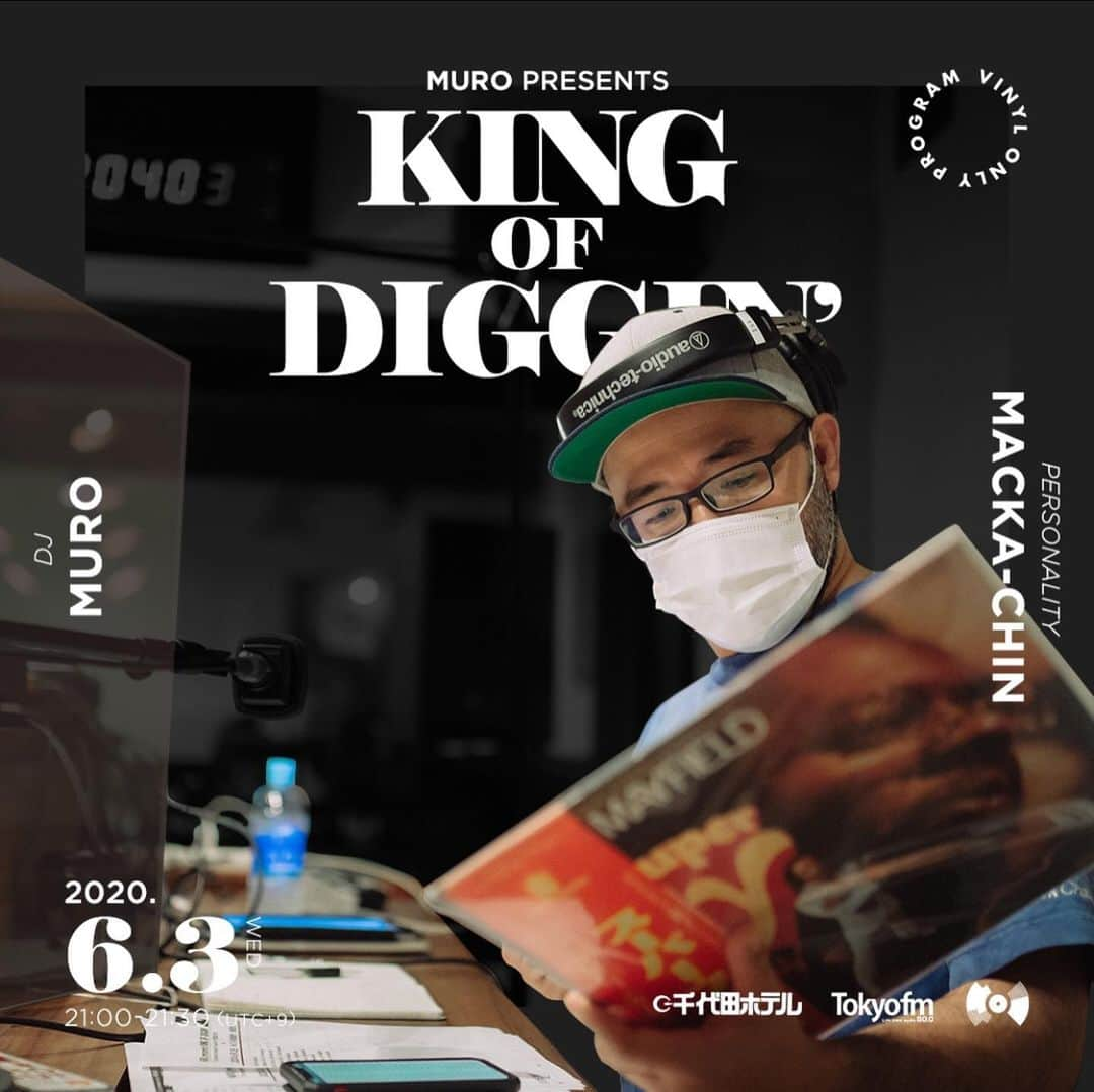 MUROさんのインスタグラム写真 - (MUROInstagram)「明日の　@tokyofm_official での @king_of_diggin は、6月3日に生誕日をお迎えになるカーティス・メイフィールドのMIXをお届け致しマス🎶⚡️📡📻 今週も水曜日の夜21時からの30分間、レコードの音でノンストップの「音の旅」に是非お付き合いください🎶 @opec_hit @junyashimizu  @kentaro4139575 @lililililililillil  @seishiromorikawa @m.o.tr  @yosuke_nakagawa_  @habari_wood  Photo: @murakenphoto  #20200603 #tfm_kod  #curtismayfield #futureshock  #千代田ホテル」6月2日 10時49分 - dj_muro