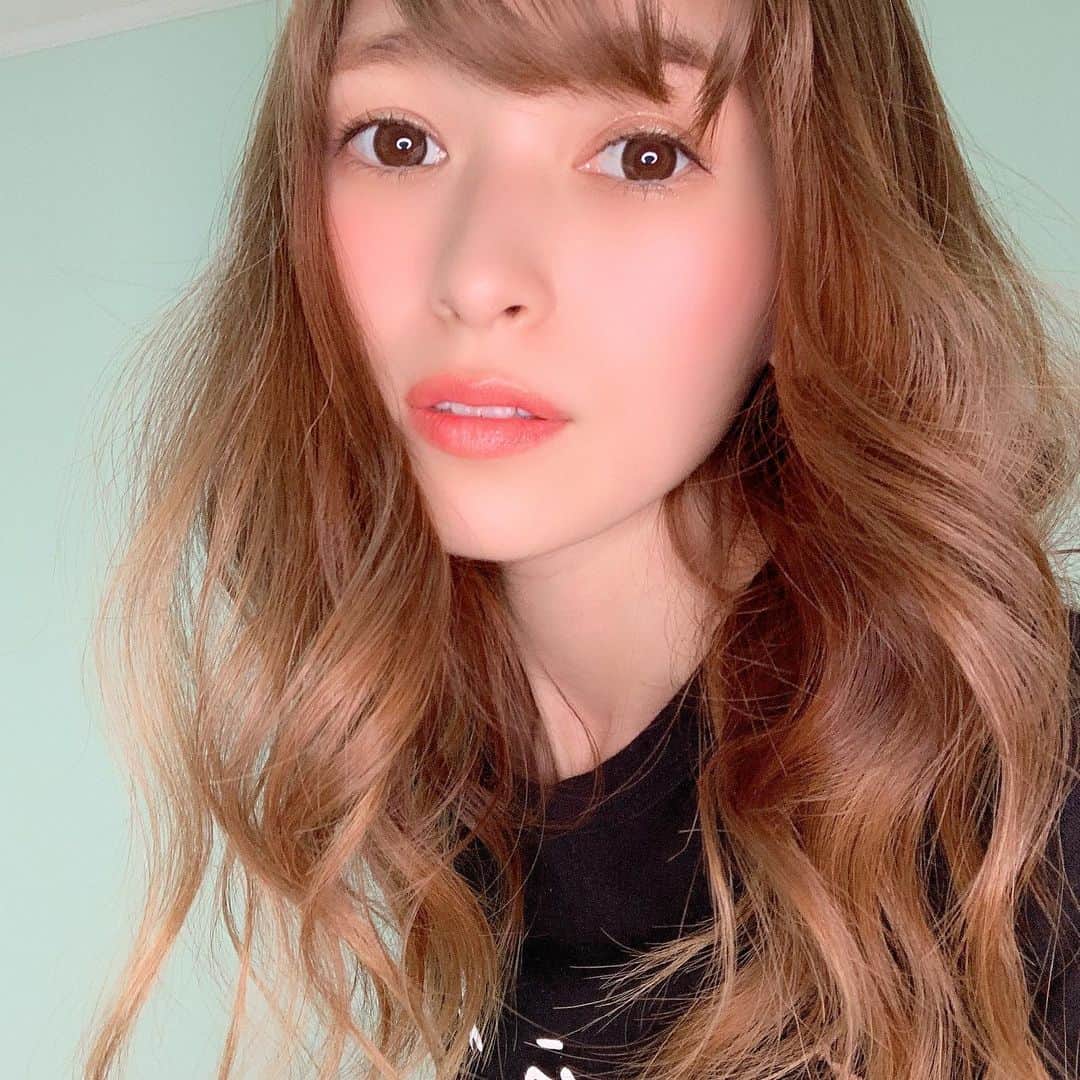 町田亜里香のインスタグラム：「緊急事態宣言が解除されましたね🦠。 学校もスクールも始まりました🏫 じゅきあはフェイスシールド着用 じゅなはマスク…😷 学校はマスク＋フェイスシールドとか した方がいい気がする😱😱 . とはいえずっと みんなが引きこもってたら 経済がまったく回らなくなるので ほどよく経済を回しながら… 生きていくしかない。 みんな生き延びようね🥺🥺 ということでzozoで子供服を買いました☺️ . . #ママ #ママメイク #ナチュラルメイク #メイク #ママメイク #mama #zozotown #通販 #お買い物 #自粛生活」