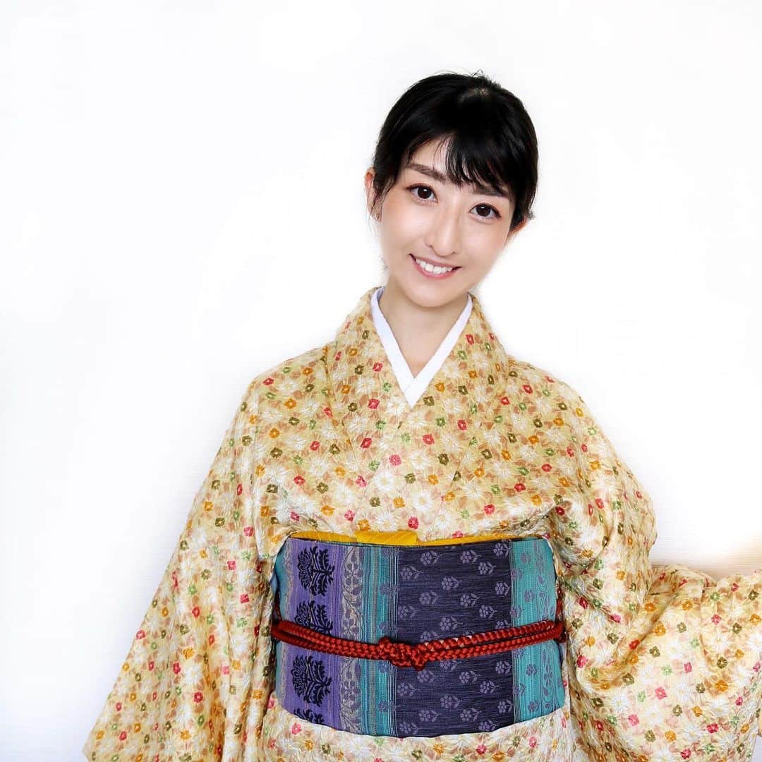 のインスタグラム：「👘.stayhome中に しようと思ってたこと。 着物を着ること。これもできた♡ 明るい色がいいかなと 黄色の総絞りのお着物を選んでみました🌼 . 忘れないように やっぱり月に1度は着たいなー⸜(๑⃙⃘'ᵕ'๑⃙⃘)⸝⋆︎* . ☸︎˳*✦︎∗︎˚೫˳♡︎˳೫˚∗︎✦︎*˳☸︎ . #うちで美しいキモノ 参加しようと思ったのに 載せるのひと足遅かったぁ(  ˊ࿁ˋ ) ᐝ . #うちで美しいキモノキャンペーン #うつくしいキモノ #きもの #着物 #kimono #和服 #和装 #着姿 #着付け #着つけ #着物コーデ #着物コーディネート #着物好きな人と繋がりたい #kimonocco #美しい着物 #きものコーディネート #着物生活 #着物大好き #きもの女子 #きものコーデ #kimonostyle #tokyocameraclub #mineby3mootd #4yuuu #4meee #趣着物 #stayhome #staysafe #おうちで着物」