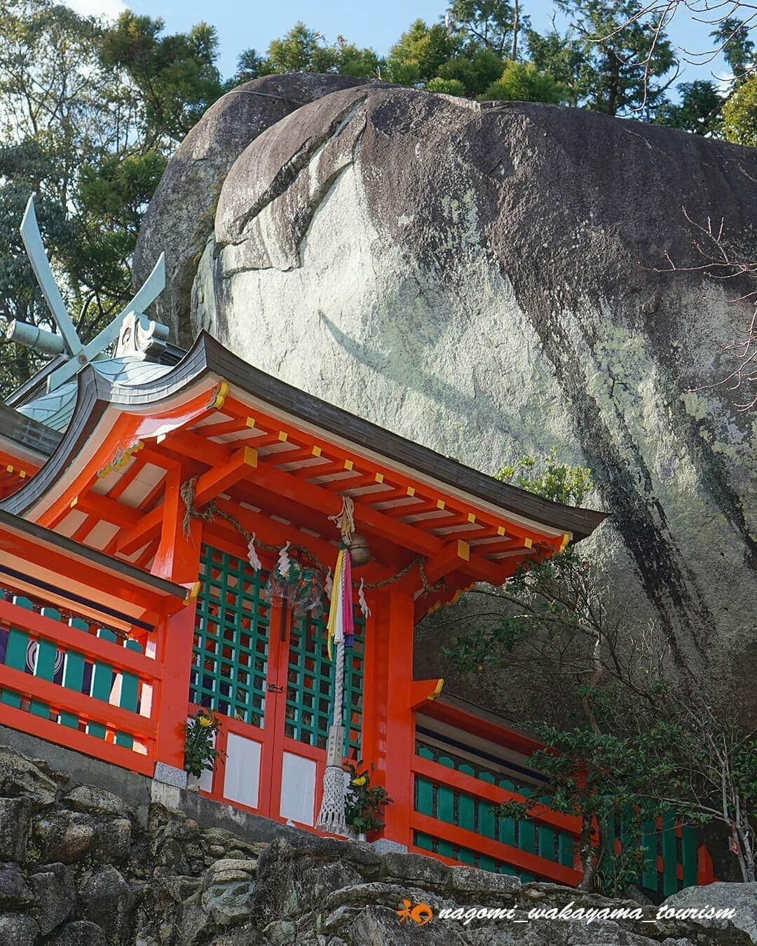 和みわかやまさんのインスタグラム写真 - (和みわかやまInstagram)「５３８段の石段は。。。　−神倉神社−  ５３８段もある急峻な石段は、楽には登れませんが、生い茂る木々の隙間からこぼれる木漏れ日を楽しんだり、地元の方々の登るスピード（ほんとに早い！）に驚いたりしながら、登りきったその先には、凜とした空気と、こんな絶景が待っています！ 熊野の神々が一番最初に降臨したといわれるご神体、ゴトビキ岩の迫力に息をのみ、そして、眼下にひろがる新宮のまちやその向こうにある雄大な熊野灘に目を奪われます。 神々が棲まう自然崇拝の聖地、熊野。  #nagomi_wakayama #wakayama#insta_wakayama #visitwakayama  #神倉神社 #紀伊山地の霊場と参詣道 #熊野 #熊野速玉大社 #ゴトビキ岩 ＃ご神体 #石段 #絶景 #木漏れ日 #和歌山県 #和歌山 #わかやま #新宮市 #新宮 #Shigu #癒やし #蘇り #よみがえり」6月2日 11時30分 - nagomi_wakayama_tourism