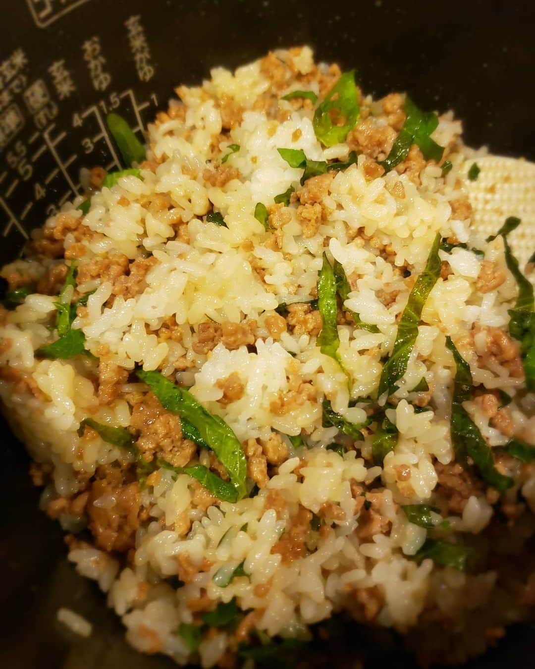 佐藤純さんのインスタグラム写真 - (佐藤純Instagram)「ピーマンの米詰め‼️ 肉‼️じゃなくて…米～❤ @ami_yonaga ちゃんが作ってたのをみて美味しそう😍と思って真似っこしてみた。  豚ひき肉を炒めて、砂糖、しょうゆ、みりんで味付けをしてそぼろを作るの。  私は、そこにちょっとだけオイスターソースも入れてみた😁  で、温かいごはんに味付けしたそぼろと刻んだ大葉を混ぜて、片栗粉をまぶしたピーマンに詰め詰め。  お味噌とメープルシロップを混ぜて、ご飯の上に塗って、オーブンで焼くだけ。  ピーマン好きには最高～❤️ #伝説の家政婦志摩さん #ピーマンの米詰め #ピーマン #大好き #料理 #ママ #ママモデル #モデル　 #mama #mamamodel #model」6月2日 11時26分 - junsatoidea