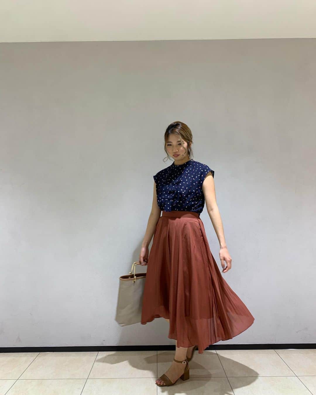 SM2olohuone LUMINE立川店さんのインスタグラム写真 - (SM2olohuone LUMINE立川店Instagram)「「Dear…Working Lady 2020 APR.」 掲載アイテム♩  軽やかなカラーのスカートには 幾何学柄ブラウスでピリリと。 ジャケットやカーディガンが 羽織りやすい袖なので 今の時期はカーデのインナーにも！ 歩くたびに華やかに揺れるスカートも 女の子の憧れ！ 通勤時にもピリッとした気持ちも柔らかくし テンションを上げてくれるアイテムになること 間違いなしです‼︎ テレワークにも映えそうです。 WEBのみ公開の宮田 聡子さん着用カット、 コーディネートのご紹介も♪ ⠀⠀ ⠀ ⠀⠀ ⠀ ⠀ ⠀⠀ ⠀⠀ ⠀ ⠀⠀ ⠀ ⠀ ⠀⠀ ⠀ ⠀ ⠀⠀ ⠀ ⠀ ⠀⠀ ⠀ ⠀⠀ ⠀ ⠀⠀ ⠀ ⠀ ⠀⠀ ⠀⠀ ⠀⠀ ⠀ ⠀⠀ ⠀ ⠀ ⠀⠀ ⠀⠀ ⠀ ⠀⠀ ⠀ ⠀ ⠀⠀ ⠀ ⠀⠀ ⠀ ⠀⠀ ⠀ 【 Te chichi 】 blouse ¥4.990 skirt ¥6.990 bag ¥5.990 sandal ¥6.990 /+tax ⠀ ⠀⠀ ⠀ ⠀ ⠀⠀ ⠀ ⠀⠀ ⠀⠀ ⠀ ⠀⠀ ⠀ ⠀ ⠀⠀ ⠀⠀ ⠀ ⠀⠀ ⠀ ⠀ ⠀⠀ ⠀ ⠀⠀ ⠀ ⠀ ⠀⠀ ⠀ ⠀ ⠀⠀ ⠀ ⠀ ⠀⠀ ⠀ ⠀ ⠀⠀ ⠀ ⠀ ⠀⠀ ⠀ ⠀ ⠀⠀ ⠀ ⠀ ⠀⠀ ⠀ ⠀⠀ ⠀⠀ ⠀ ⠀⠀ ⠀ ⠀ ⠀⠀ ⠀⠀ ⠀ ⠀⠀ ⠀ ⠀ ⠀⠀ ⠀ ⠀⠀ ⠀ ⠀ ⠀⠀ ⠀ ⠀ ⠀⠀ ⠀ ⠀ ⠀⠀ ⠀ #2020#summer#correction#lumine#tachikawa#olohuone#fashion#classic#samansamos2#lumine#tachikawa#fashion#techichi#feminine#happy#fashion#life#staffsnap#春#ルミネ立川#サマンサモスモス#テチチ#クラシック#通勤着#フェミニン#ルノンキュール#テチチクラシック」6月2日 11時28分 - sm2olohuone_lumine