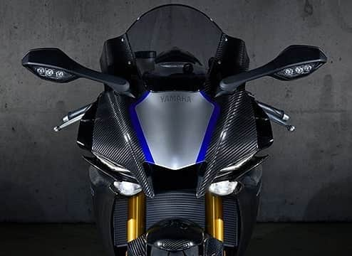 ヤマハ バイクさんのインスタグラム写真 - (ヤマハ バイクInstagram)「YZF-R1上級モデルのYZF-R1Mは、アルミにバフがけを施したタンクで素材の良さを十分に活かし、ブルー・ブラック・シルバーで塗り分けたカラーリングにしています。﻿ また、タンクカバーの天面には、シリアルナンバー入りのエンブレムを採用しているので、世の中に同じ番号は存在しない希少性が魅力です✨ ﻿ #YAMAHAが美しい #YZFR1#YZFR1M  #yamahayzfr1 #yamahayzr1m #yamahayzf #R1 #supersportmotorcycle #バイクのある生活 #newmotorcycle」6月2日 11時38分 - yamaha_bike