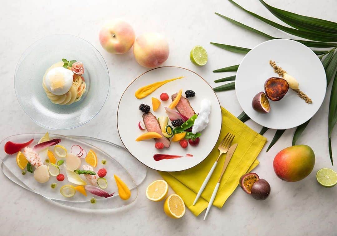 のインスタグラム：「\Sour&Sweets Summer Fruits Course🍑/ ﻿ ﻿ サワー&スイーツサマーフルーツコース﻿ Dinner Price/ ¥6,000﻿ 6/2Tue~8/31Mon﻿ ソフトドリンク付き with Soft Drinks﻿ ﻿ 帆立と赤海老に季節のフルーツを合わせた水彩﻿ 画のようなオードブルをはじめ、ブッラータチーズ﻿ がとろける桃と生ハムの冷製パスタ、 綿あめのド﻿ ームを目の前でフランべする鴨胸肉のロティーな﻿ ど、爽やかで華やかな夏を感じるコースをお愉し﻿ みください。﻿ ﻿ Indulge yourself with a vibrant and refreshing summer meal. Our three-course menu starts with a colorful horsd'oeuvre of scallop, prawn, and seasonal fruit. Follow it up with a chilled peach-and-cured-ham pasta topped with perfectly melted burrata cheese. Finish your﻿ culinary journey with a rotisserie duck breast flambéed in a cotton candy dome right before your eyes!﻿ ﻿ ■レストラン営業時間・サービス内容について﻿ レストランでは、席数を減らし、席と席との間隔を広くしてお客様をご案内いたします。ご利用時には、検温、アルコール消毒のご協力をお願いいたします。﻿ ﻿ ————————————————————— #MarriottBonvoy #bewell #ホテルディナー﻿ #cyosaka #営業再開 ﻿#フルーツ #大阪グルメ部 #桃 #コートヤードバイマリオット新大阪ステーション ﻿ —————————————————————﻿」