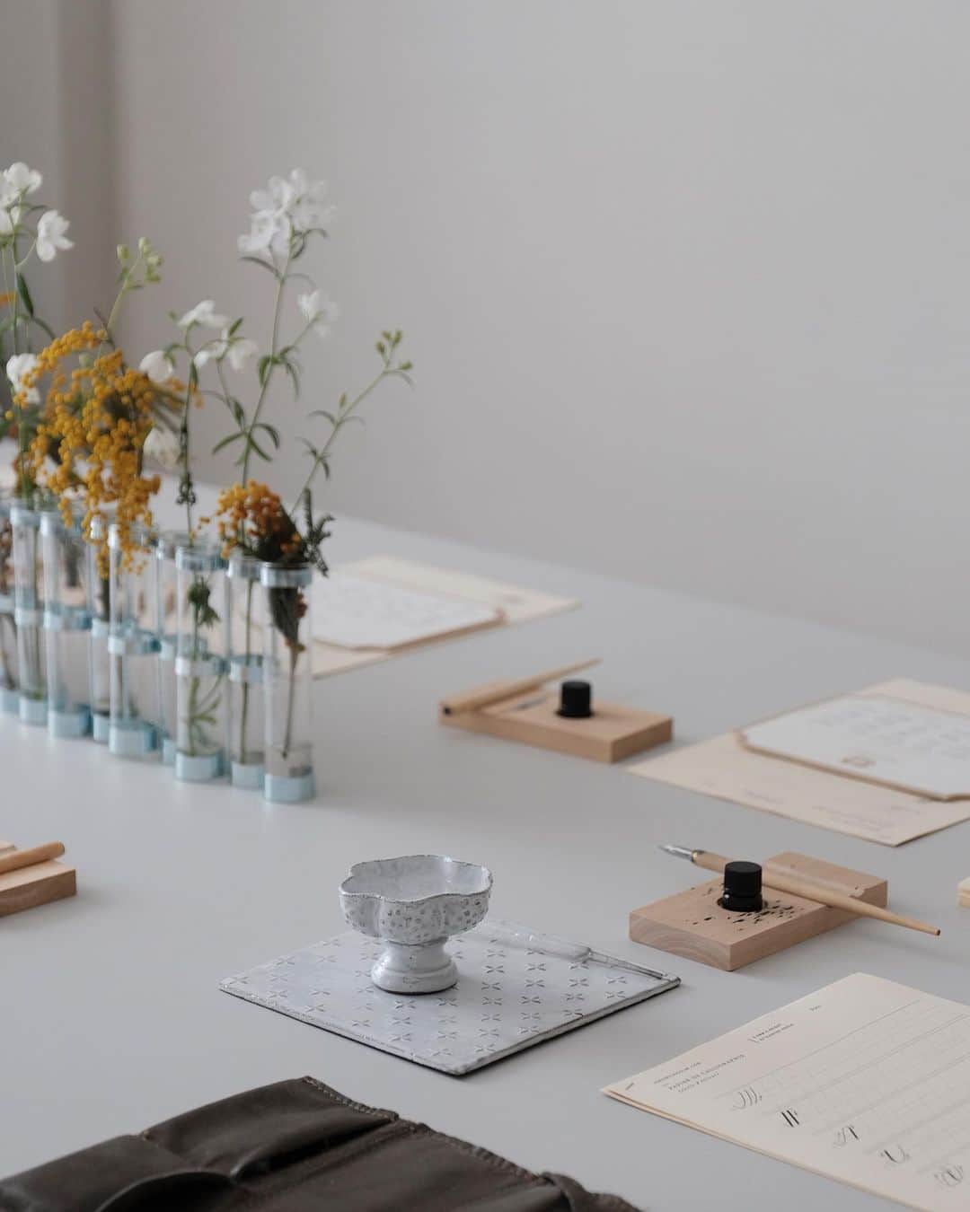 のインスタグラム：「Missing having early morning calligraphy workshop in this setup! —」