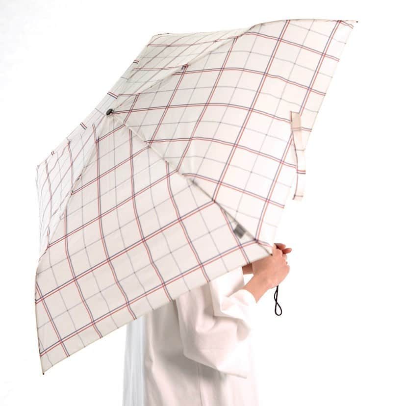 LOFT公式アカウントさんのインスタグラム写真 - (LOFT公式アカウントInstagram)「⠀ お天気の優れない毎日でもお気に入りの傘と出かけるとちょっと楽しい☂️ ⠀ 今年もロフトにはデザイン性、機能性に優れた傘が勢ぞろい。 サステナブル素材を使った新ブランドの傘など旬なアイテムもチェック！ ⠀ －－－－－－－－－ ✔︎Amvel オーロラビニール傘 各種 1,800円(税込1,980円) オーロラのような虹色の輝きが遊び心あふれるビニール傘。 まるで写真加工アプリのフィルターのように、傘越しに眺める世界が綺麗！ ビニール生地のフチの色はピンク・サックスブルー・ホワイトがあります。 ⠀ ✔︎U-DAY 折り畳み自動開閉傘 ウィンドウペンチェック 3,200円(税込3,520円) ⠀ ジャンプ傘 バイカラーオレンジ  2,500円(税込2,750円) 自然と人を想うサステナブルなレイングッズ新ブランド“U-DAY”のワンプッシュオープンのジャンプ傘。この傘の生地はOEKO-TEX®️STANDARD 100の承認を受け、有害な化学物質が含まれていない繊維を使用しています。 ⠀ ✔︎plantica×Wpc. ロフト限定 長傘　サクラ／アジサイ／ボタニカル 各種 3,000円(税込3,300円) ⠀ レインバッグ 各種 1,500円(税込1,650円) ⠀ フラワーアート・ユニット“plantica”とレイングッズブランド“Wpc.”のコラボアイテムに今年もロフト限定柄が登場。 ピンクを基調にした鮮やかな「サクラ」、レイニーシーズンにぴったりなモチーフ「アジサイ」、さわやかで上品な緑色の「ボタニカル」のデザイン。コンパクトに折りたためる大きめのレインバッグは雨の日のバッグカバーやそのままトートバッグとして2WAYで使えてGOOD！ ⠀ ✔︎plantica×Wpc. ロフト限定 ビニール傘　サクラ／アジサイ／ボタニカル 各種 2,300円(税込2,530円) 深張りで丸みのあるフォルムが可愛らしいドーム型。 ビニール傘だからシルエットもとっても軽やかです。 ⠀ ⠀ ※商品の取り扱い内容は店舗により異なる場合がございます。 #wpc #傘 #plantica #オーロラ傘 #折りたたみ傘 #折り畳み傘 #unbrella #雨傘 #雨の日コーデ #梅雨入り #梅雨対策 #雨の日 #レイングッズ #便利グッズ #夏アイテム #ロフト #loft」6月2日 11時56分 - loft_official