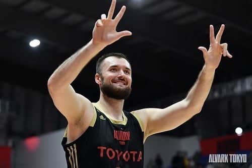 のインスタグラム：「LEGEND.  Congrats to a great career and hope you have as much success on your next journey in life!! It was an honor to be your teammate in your final year as a player!! See you sometime/somewhere down the road. Nothing but respect to this true professional!! #MilanMacvan」
