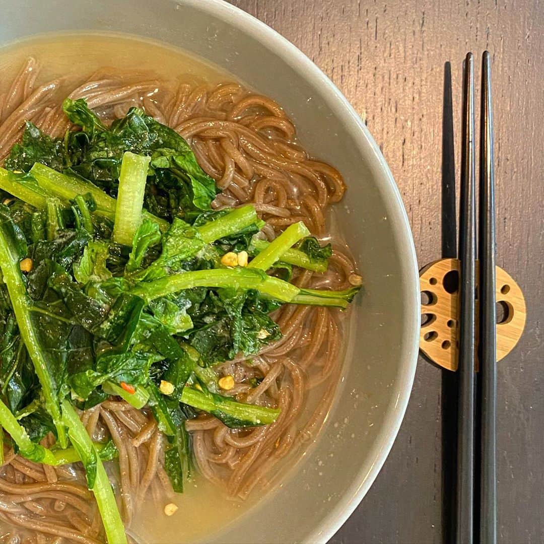 カン・ミンギョン のインスタグラム：「동치미 물 막국수 해먹었어요 메밀면 삶고 챠챠챠 찬물에 헹궈서 그릇에 올리고 동치미 국물 쪼로로록 붓고 다시다 사알짝 개어서 넣어주고 열무 고명 올리고 마무리하니 어마무지하게 맛있다 만드는데 5분 먹는데 3분...」