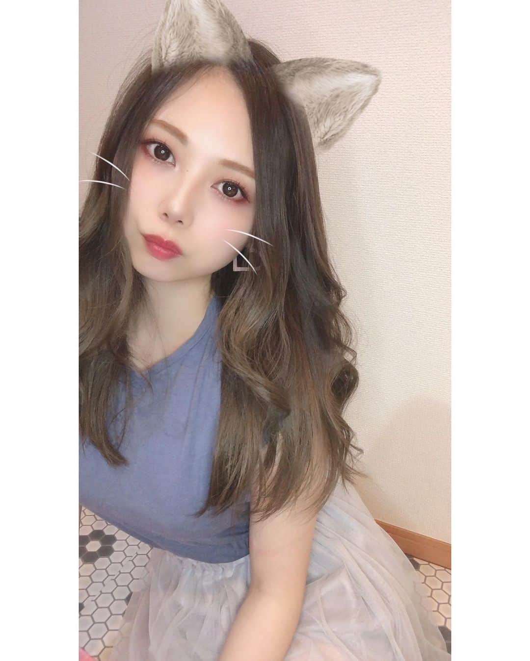 西村季里子のインスタグラム：「・ 久しぶりに電車に揺られて、 少しずつ日常を取り戻そうとしてるけど やっぱり前みたいに戻れないね☁️ なんか明るいニュースが聞きたいよ☹️ . とりあえず久しぶりにオシャレしよう！ と思ったけど、 隠せない二の腕のむちむち感… 夏髪切ろうと思ったけど、 髪で二の腕隠すために切れないじゃん(痩せろ？) . #ダイエット#筋トレ#ストレッチ#ヨガ #痩せたい#二の腕#むちむち#隠しきれない #どん兵衛#吉岡里帆#破壊的な可愛さ  #snow#アプリ#ありがとう #follow#followｍe #きなんちゃんねる」