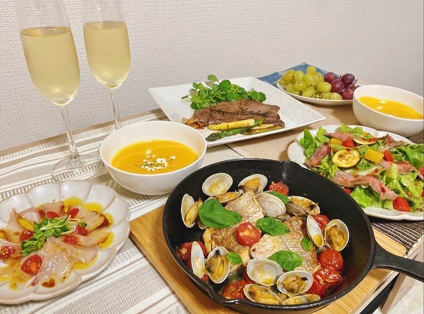 のインスタグラム：「この日は食材も贅沢なものを使って調理🥣﻿ 佐賀牛をローストビーフにしたんだけど﻿ これがたまらなく美味しくて🥺﻿ ﻿ ﻿ ずっと閉まったままだったニトリのスキレットも﻿ やっと出番がやってまいりました🍳﻿ 手入れは少しだけ面倒だけど熱の入り方だったりはさすが👏🏻﻿ ﻿ ﻿ ﻿ 何個かレシピ載せるから気になるのあれば作ってみてね！﻿ ・かぼちゃのスープ﻿ ・鯛のアクアパッツァ﻿ ・ローストビーフのサラダ﻿ ・牛肉のハーブステーキ﻿ ・真鯛のカルパッチョ﻿ ﻿ ﻿ ﻿ 🎃かぼちゃのスープ﻿ ﻿ かぼちゃ　　350g ﻿ 牛乳 　400ml﻿ ✩︎コンソメ顆粒　小さじ2﻿ ✩︎白こしょう　　小さじ1/4﻿ ✩︎塩 　ふたつまみ﻿ 有塩バター 　20g﻿ ﻿ ﻿ ①かぼちゃは種とワタを取り除き皮をピーラーでむく。2cm角に切り、耐熱ボウルに入れてふんわりラップをし、500Wの電子レンジで8分程、柔らかくなるまで加熱する。﻿ ﻿ ②熱いうちにフォークで潰し、ミキサーに入れる。﻿ ﻿ ③牛乳を2回に分けて加えながら、なめらかになるまでまわす。﻿ ﻿ ④鍋に③を入れて中火に熱し、✩︎を加えて味を調える。﻿ ﻿ ⑤ひと煮立ちしたら有塩バターを加え、よく混ぜ合わせ、火から下ろしたら完成！！﻿ ﻿ ﻿ ﻿ 🍅鯛のアクアパッツァ﻿ ﻿ 真鯛の切り身　　２切れ﻿ プチトマト 　７個ぐらい﻿ あさり 　２００グラム位（お好みで）﻿ にんにく 　１片﻿ 白ワイン 　大さじ２﻿ イタリアンパセリ（ドライパセリでも）適量﻿ 塩・こしょう  適量﻿ オリーブオイル  大さじ１﻿ ﻿ ﻿ ﻿ ①切り身魚は塩をふって５分置き、ペーパータオルで水分をふき取る。にんにくはみじんぎりに、プチトマトは半分に切る。﻿ ﻿ ②フライパンにオリーブオイルを熱し、皮目から中火で焼き、裏返し両面を焼く。﻿ ﻿ ③弱火にしてにんにくを加え、香りが出たら、プチトマト、あさり、水1/2カップ(分量外)、白ワインを加え中火にする。﻿ ﻿ ④ふつふつとしてきたら、蓋をして弱火で５分蒸す。﻿ ﻿ ⑤スープを味見してみて、物足りなければ塩、こしょうで味を整える。最後にちぎったイタリアンパセリを散らしてできあがり！﻿ ﻿ . . . #saori__cooking」