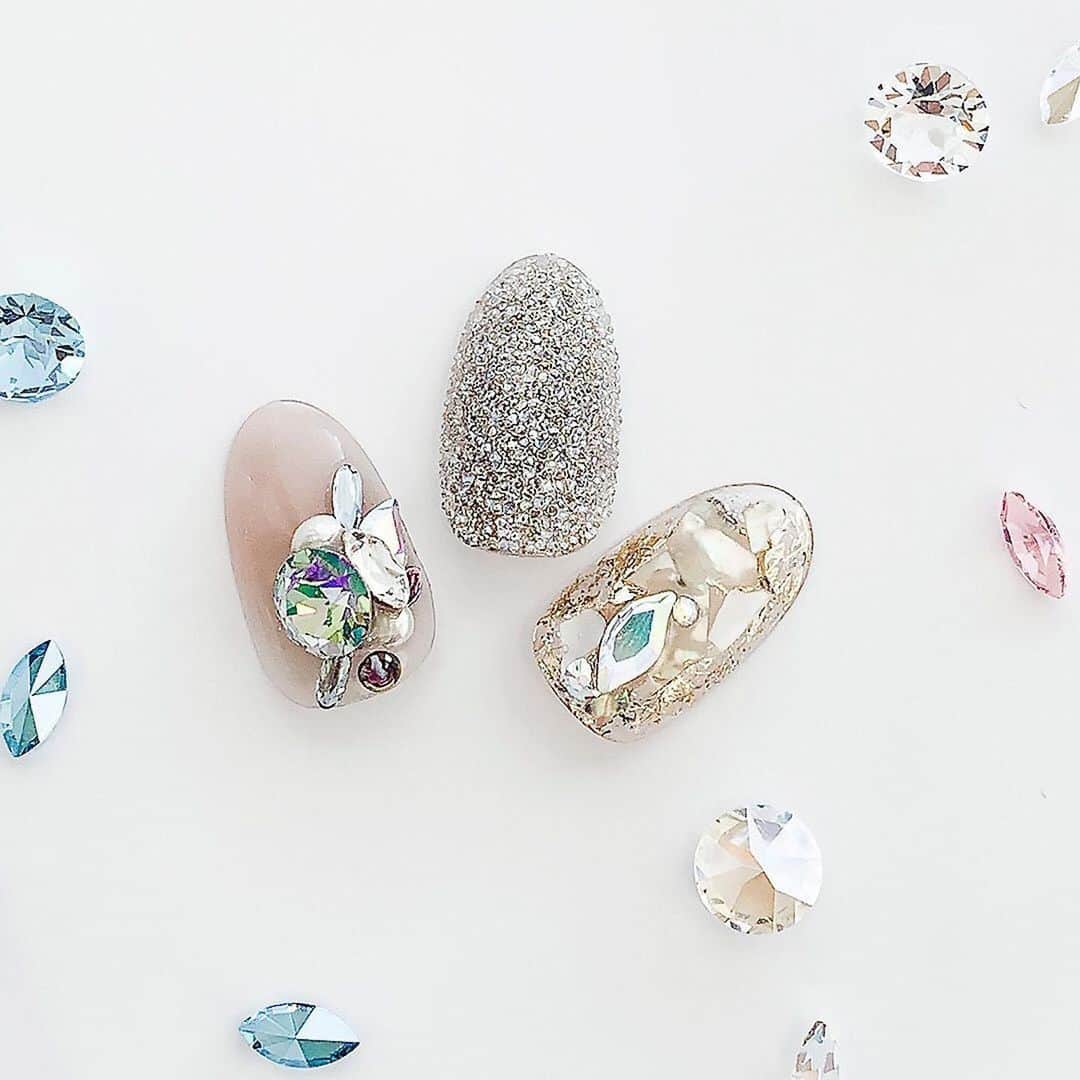 山名未紗のインスタグラム：「美しい輝き✨✨ 世界的に開催されている Crystal beauty academy  早く再開できることを 願っています☺️ #Repost @crystal.beauty.academy.jp ・・・ スワロフスキー認定 ネイル・インストラクター  @misa_yamanaさんによる  スワロフスキー®️・クリスタルを使った最新アートをご紹介。  こちらのデザインは、スワロフスキークリスタルビューティーアカデミーのセミナーキットに含まれるパーツを使用しています。  セミナーキットのクリスタルミックスボックスには24種類のスワロフスキー・クリスタルがアソートされています。 ※現在セミナーの開催は未定です。  #スワロフスキー #スワロフスキーネイル #クリスタルビューティーアカデミー #CBアカデミー #CBネイル #CBAネイル」