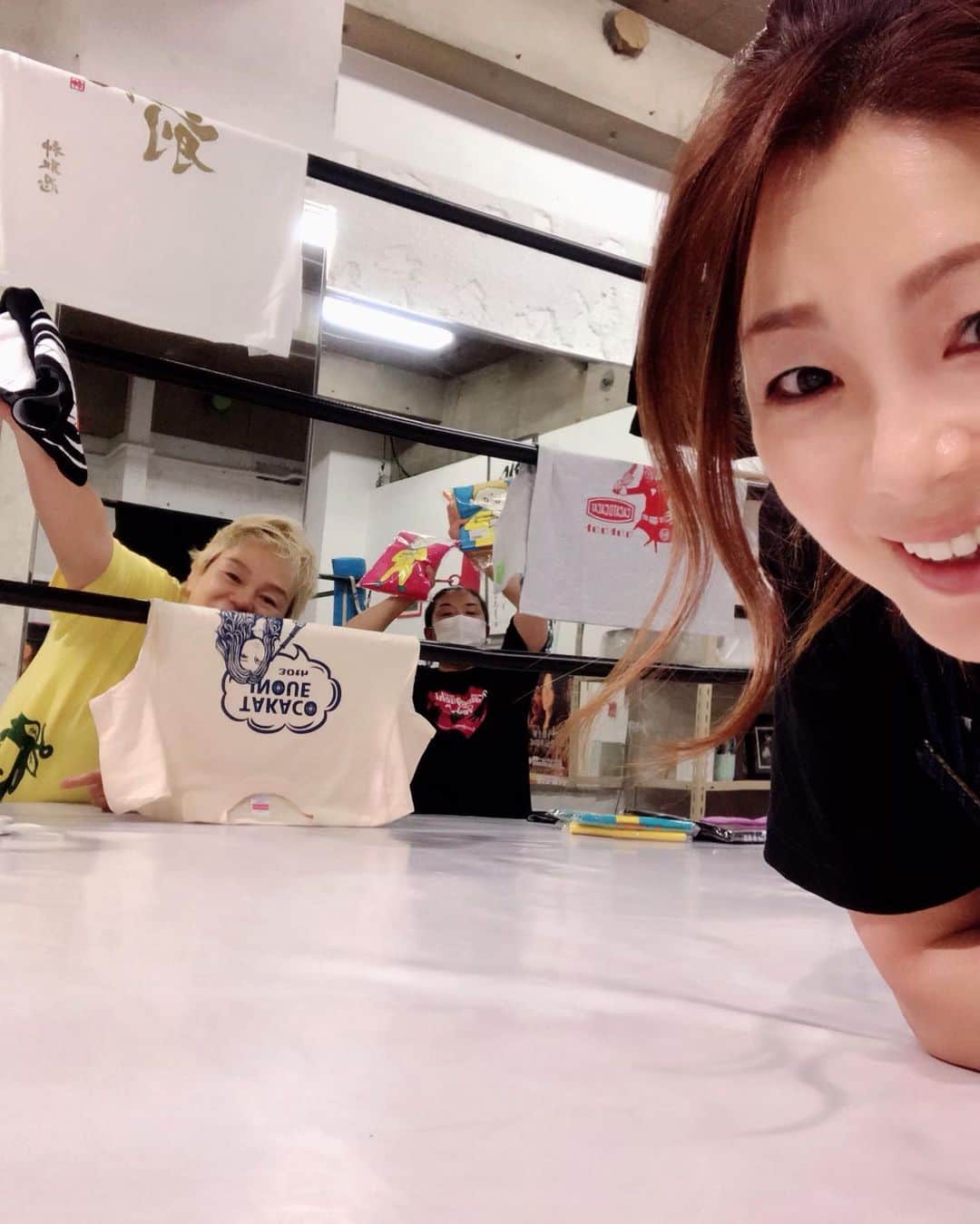 井上貴子のインスタグラム：「本日  19時から  イチナナ動画配信^ ^  ありそでなかった  神取さんvs井上貴子  の対談だよーーん。  どんな話をするのか…  アタシは打ち合わせというものをすると  ちっとも面白くない人格になる（笑）  だからぶっつけ本番の方が 井上貴子を十分発揮すると思う（笑）  さぁ どんな対談になるのか。  生放送なので 恐怖でしかない。  イチナナ動画配信わからない方。  イチナナアプリをダウンロードする。 神取忍、井上貴子をフォローする。 19時になったら神取さんのアカウントにくる。  これだけ。  Happyで^ ^  医療従事者の皆様 医療に携わる全ての皆様 介護施設 配送業者 スーパー、コンビニの皆様 ゴミ回収業の方々  コロナ問題に携わる皆様。  ありがとうございます。  #井上貴子  #LLPWX #女子プロレス #紅緒と柊音 #トイプードル部　 #LLPWX道場 #神取忍vs井上貴子 #イチナナ配信6月2日19時 #STOPCOVID19」