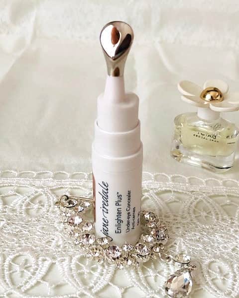 ジェーン・アイルデールのインスタグラム：「<新商品>✨エンライトゥン　プラス✨﻿ SPF30/PA+++ ﻿ 6g  5500円(税込)﻿ ﻿ デリケートな目元専用コンシーラ❣️﻿ ﻿ 紫外線防止効果で、目元を守り、目元をトーンアップします。﻿ ネムノキ樹皮エキス、キノア種子エキス、乳酸桿菌発酵液などパワフルな美容成分配合。﻿ ココナッツ、ホホバ、ひまわり種子の潤いベース。﻿ 厚塗りにならず、ヨレたりシワになったりしない、重ね付けでも綺麗に仕上がります✨﻿ ﻿ 簡単に適量出せるポンプ式で、ステンレススチールアプリケーターで目元ひんやりスッキリ💧﻿ ﻿ セミマットな仕上がりでオールスキンタイプ﻿ ナチュラルピーチカラーです😊﻿ ﻿ 一度使用したら手放せないアイテムです😄﻿ ﻿ ﻿ Written by 松坂屋名古屋店　﻿ スタッフ I﻿ ﻿ ==============﻿ ﻿ ジェーン・アイルデール﻿ 松坂屋名古屋店﻿ ﻿ 〈営業時間〉﻿ 全館時短営業となります。﻿ 10時〜18時﻿ ﻿ 〈土・日の営業〉﻿ 5月30日(土)より土・日の営業も再開いたしました。﻿ ﻿ ﻿ 〈安全・安心の取り組みとお客様へのお願い〉﻿ ・マスク着用でご来店ください。(マスクを着用されていないお客様の入店はお断りいたします。)﻿ ・体温が37.5℃以上のお客様、体調の悪いお客様については入店をお断りする場合がございます。(サーモグラフィー等を設置している入口からの入館をお願いしております。)﻿ ・レジ付近などにソーシャルスタンディングマークを設置しています。﻿ ・一部売場に、飛沫飛散防止のためのシールドを設置しています。﻿ 詳しくは下記URLをご覧ください。﻿ https://www.matsuzakaya.co.jp/nagoya/news/20200516215076.html」