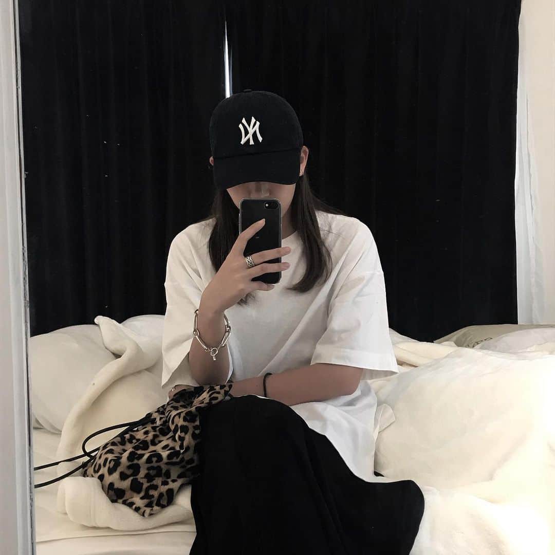近藤沙良さんのインスタグラム写真 - (近藤沙良Instagram)「. . 今日は暑そう🥵 . #_s_code #dholic #ozoc #zara #yankees #beautyandyouth #今日の服 #シンプルコーデ」6月2日 12時20分 - saaara57