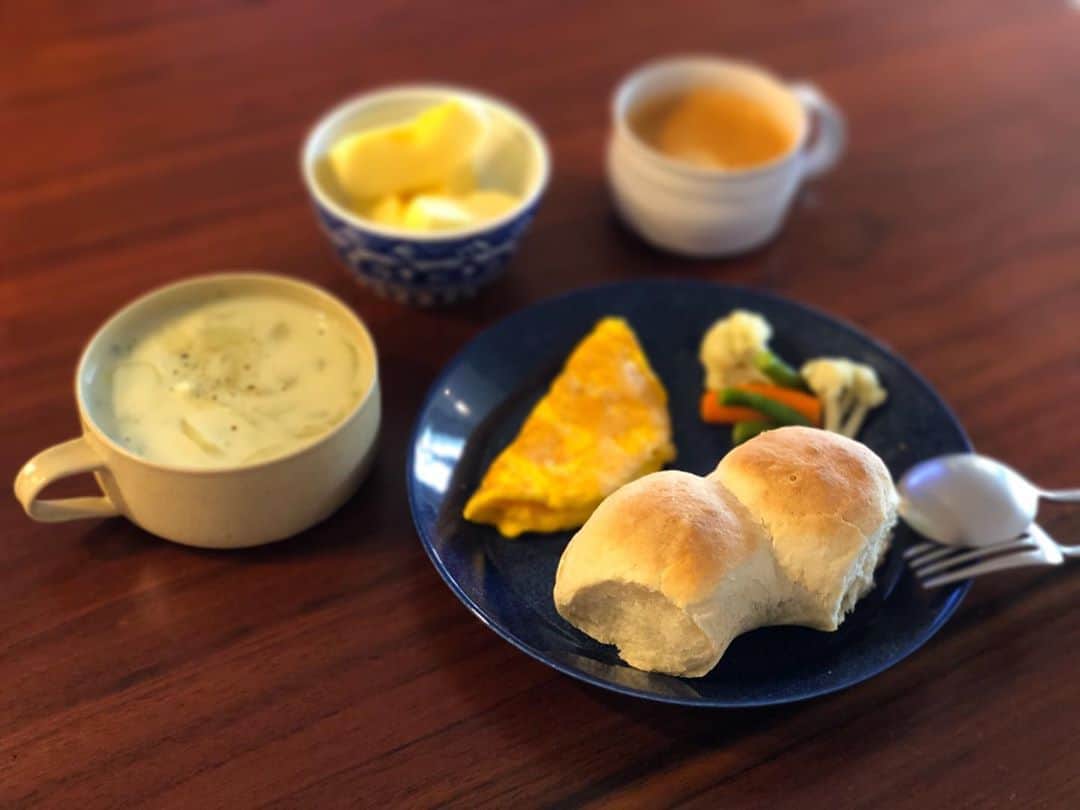 本間智恵さんのインスタグラム写真 - (本間智恵Instagram)「﻿ ﻿ 昨日投稿したちぎりパン。﻿ ベーグルみたい🥯というコメントをいただいたのですが、直径20cmくらいで結構大きいんですよ。﻿ (写真だとわかりにくいですね🤔)﻿ ﻿ その名の通り、食べる分だけちぎって食べるんです。﻿ 私は1/4ずつに分けて冷凍保存してます。﻿ ﻿ #パン作り #ちぎりパン #朝食 #おうち時間」6月2日 12時27分 - chiehonma
