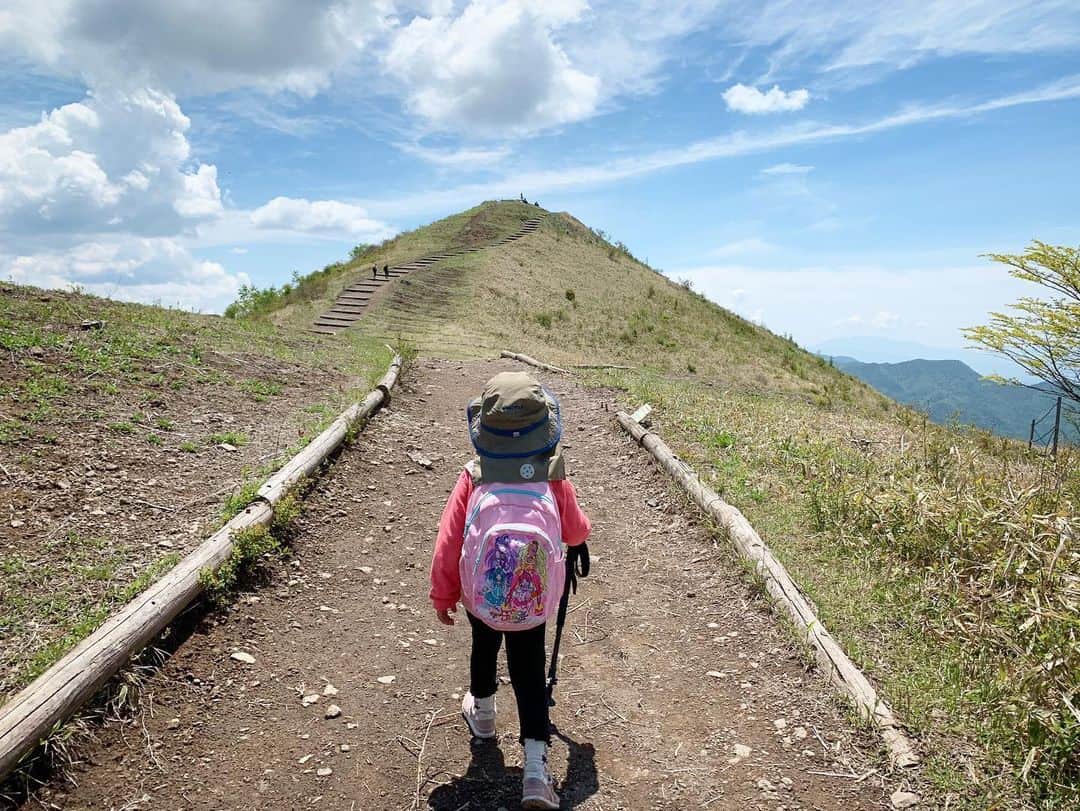 田中幸さんのインスタグラム写真 - (田中幸Instagram)「なんだか久しぶりの こんな空間⛰  4歳になった登山家は 初めて自分の足で登頂  お気に入りの プリキュアの リュック背負って どんな気持ちで この景色を見てるんだろ  一緒に楽しめる場所が 増えるって嬉しい🧒  #アウトドア #めしもりやま🍚  #360度絶景登山 #age4 @marmot_japan」6月2日 12時45分 - sachitanaka