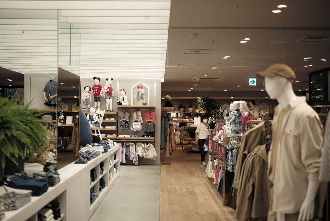 谷尻誠さんのインスタグラム写真 - (谷尻誠Instagram)「We designed the Shinjuku Gap. It was a gradual opening, but I hope you can see it gradually. #gap #apparel #interiordesign  #supposedesignoffice」6月2日 12時46分 - tanijirimakoto