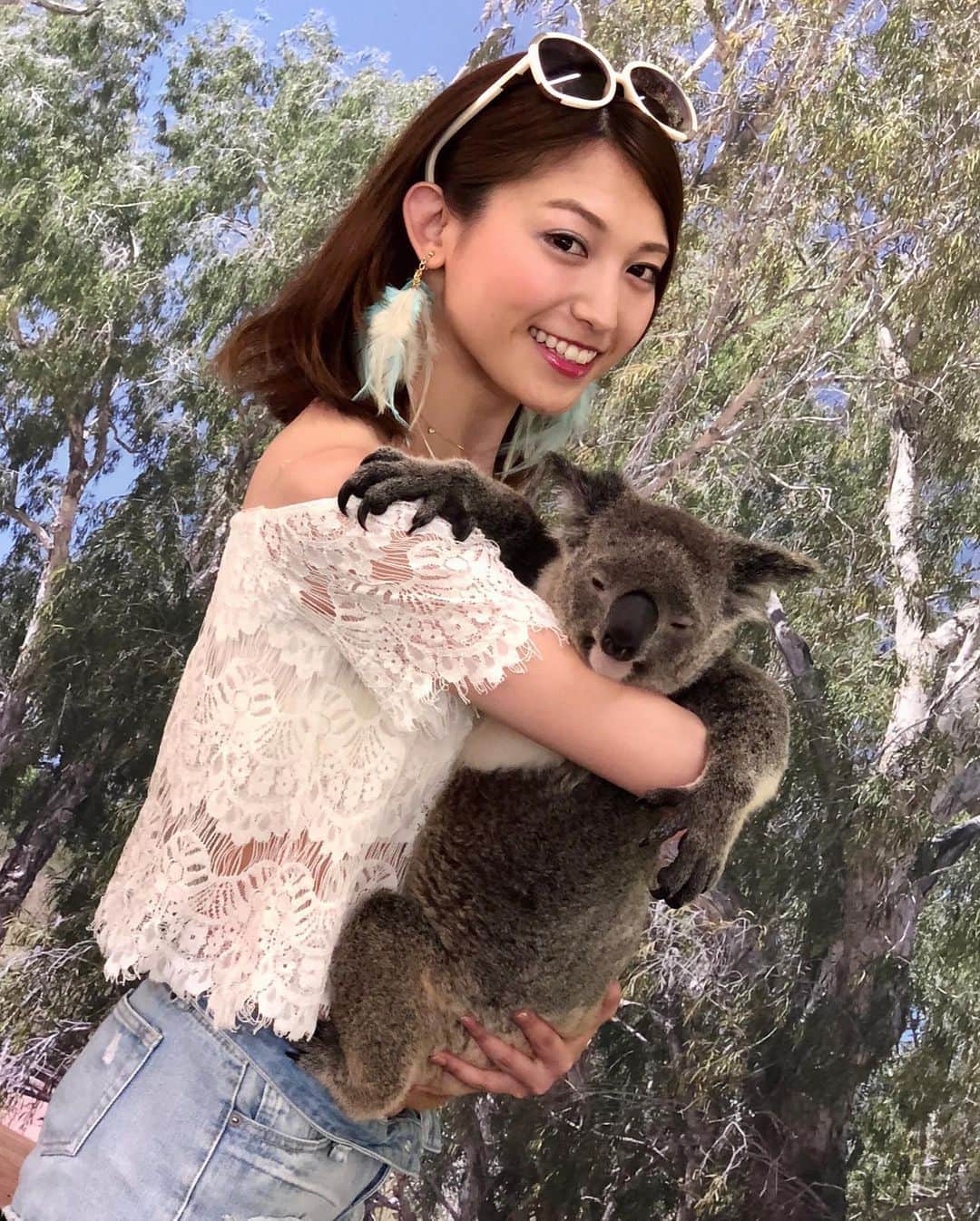 市原彩花さんのインスタグラム写真 - (市原彩花Instagram)「ケアンズのキュランダでコアラを抱っこ🐨💕 キュランダは世界最古の熱帯雨林がある所なんだ🇦🇺 しかも世界遺産なの🌏 旅ブログアップされたので、プロフィールのリンクから飛んでぜひ読んでみてください😆✈️ . I held a koala in Kuranda, Australia🐨🇦🇺 So cute💕 #kuranda#キュランダ#kurandavillage#australia#オーストラリア#australiatrip#オーストラリア旅行#オーストラリア観光#オーストラリア旅行記#cairns#ケアンズ#cairnstrip#ケアンズ旅行#ケアンズ観光#travel#abroad#海外旅行#旅行#koala#コアラ#コアラを抱っこ」6月2日 12時50分 - ayaka_ichihara