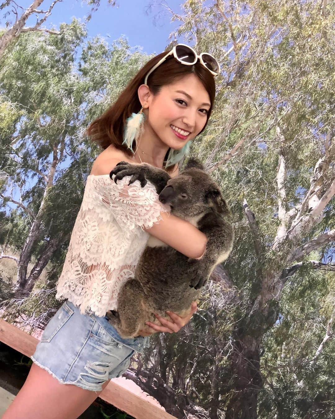 市原彩花さんのインスタグラム写真 - (市原彩花Instagram)「ケアンズのキュランダでコアラを抱っこ🐨💕 キュランダは世界最古の熱帯雨林がある所なんだ🇦🇺 しかも世界遺産なの🌏 旅ブログアップされたので、プロフィールのリンクから飛んでぜひ読んでみてください😆✈️ . I held a koala in Kuranda, Australia🐨🇦🇺 So cute💕 #kuranda#キュランダ#kurandavillage#australia#オーストラリア#australiatrip#オーストラリア旅行#オーストラリア観光#オーストラリア旅行記#cairns#ケアンズ#cairnstrip#ケアンズ旅行#ケアンズ観光#travel#abroad#海外旅行#旅行#koala#コアラ#コアラを抱っこ」6月2日 12時50分 - ayaka_ichihara