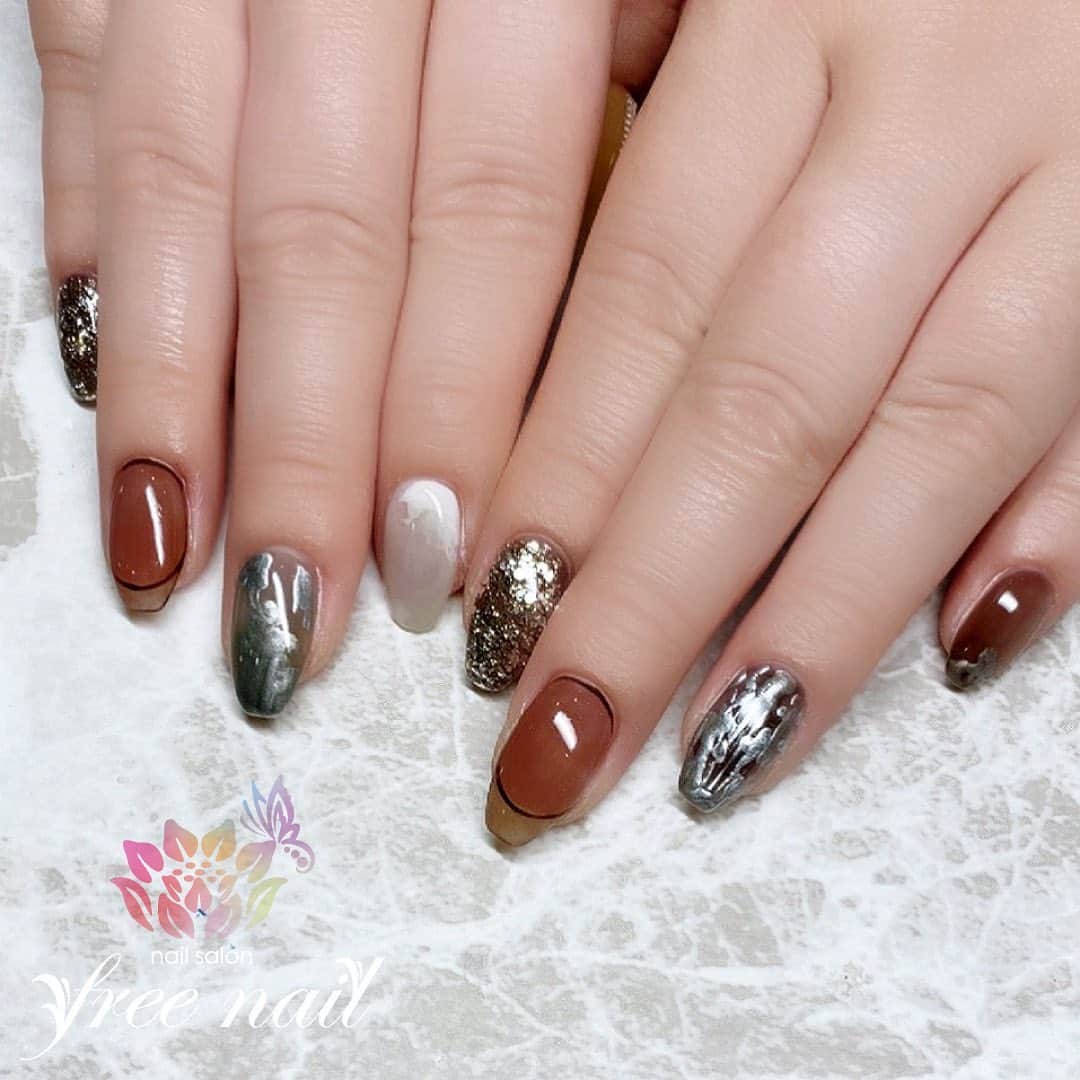 free nail フリーネイルのインスタグラム：「. お客様ネイル💅🏻🍏 . メタリックニュアンスネイル🤖 . 大人ロングスクエア💄✨ . ご来店ありがとうございました🙇🏻‍♀️🙇🏻‍♀️🙇🏻‍♀️💗 . #ネイルアート #ジェルネイル #ネイルサロン #大阪ネイルサロン #ネイルデザイン #ネイルチェンジ #メタリックネイル #ニュアンスネイル #グリッターネイル #スクエアネイル #ブラウンネイル #ホワイトネイル #シンプルネイル #大人ネイル #デザインネイル #トレンドネイル #おしゃれネイル #夏ネイル #summernails #nailsart #nailsdid #美甲 #日式美甲 #日式美甲胶 #日本美甲师 #日本美甲老师 #美甲上课 #日本胶 #フリーネイル #freenail」