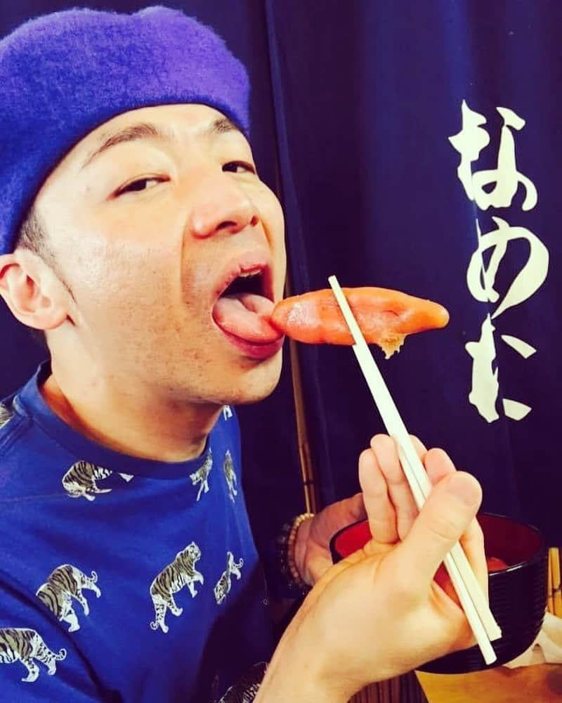 美川憲二さんのインスタグラム写真 - (美川憲二Instagram)「あぁ〜ん❤️ Katsuの　生たらこ　なめた〜😍😋💓💓💓💓💓 美味しい〜  それそれー🎵🎵 笑。笑。 #美川憲一 #美川憲二 #ヒデコフランセスカ #オネェ系 #ものまね #イケメン愛人 #Katsu君の #生たらこ  #なめた #美味しい #生最高❤️ #それそれー」6月2日 12時56分 - mikawakenji