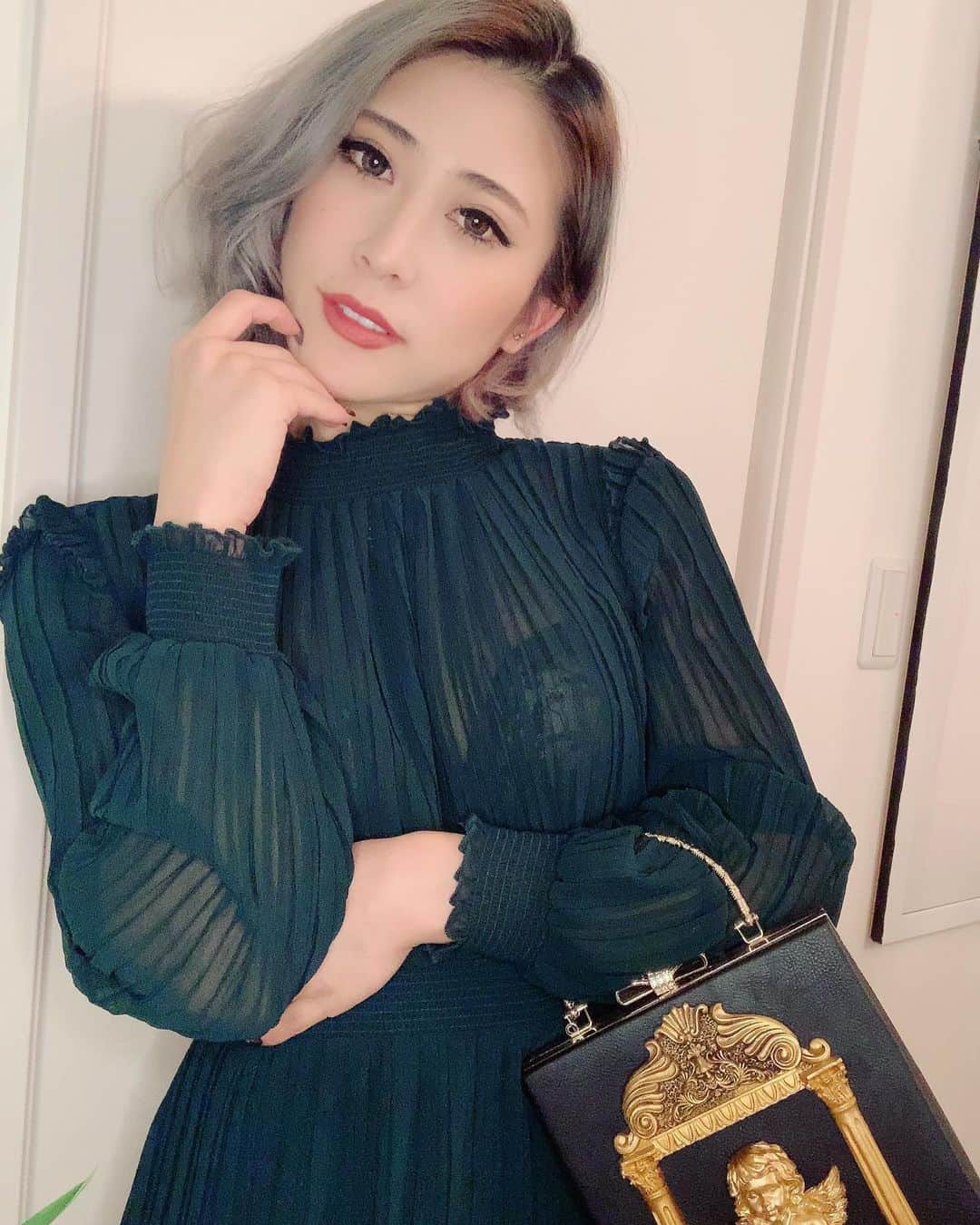 のインスタグラム：「. 6月5日より バーレスク東京営業再開決定しました💋 . お店内の衛生管理徹底して 感染リスクを最小限に抑えられるよう 運営の方が動いてくれてます(^^) . 賛否両論ある中、 こんな迅速に対応してもらえて ステージを与えてもらえるって 本当に幸せな事です。。 . . 普通じゃあり得ません。 バーレスクグループは普通じゃないんです。 . . なので私は 最大限の配慮はしつつ、現場復帰を決めました✊✨✨ . . あまりにも早いオープンに色んな意見はあると思いますが… でもこのまま家に引きこもっていたら 私の心が死んでしまいます！ . バーレスクのお客さんやファンの方も 同じ気持ちだよね。 . . なので自分が感染するのは仕方がないとして... そこから周りに広げてしまわないように 今まで以上に周りへの配慮を心がけます！！！ . これからバーレスクに足を運ぼうとしてくれてる方も、 共に気を付けていきましょうね✊ . . . 色んな事情があって復帰したくても出来ない子も居ます。 . そんな子たちの分も 私はステージに立って エンタメを発信していきます🔥✊ . . . もぉ今までのショーは出来ないけど、 ここから新たな楽しみを 見出していかないとね！ . . .」