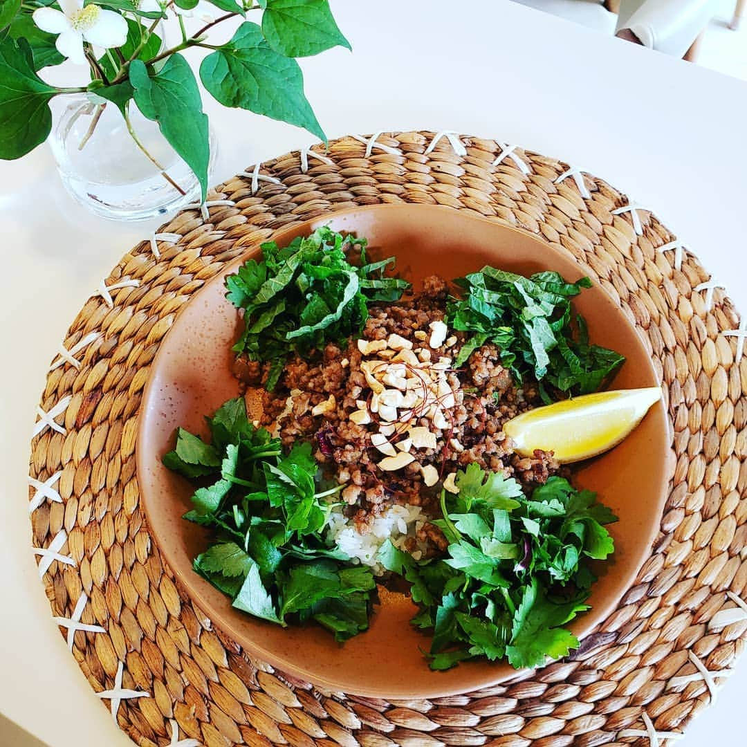 向山志穂のインスタグラム：「今日のお家lunch 🏡﻿ ﻿ どうしてもオクシモロンのエスニックカレーが食べたくて😳﻿ お家で作ってみました。﻿ ﻿ 薬味は大好きな大葉、三葉、パクチー🌱﻿ ﻿ びっくりするくらい同じ味にできました😂❤﻿ おそらくポイントはひき肉と赤玉ねぎを炒める時水分を蒸発させて揚げる事。﻿ いただく前にレモンをかけること。﻿ ﻿ ひき肉は赤玉ねぎとパクチーの茎と一緒に炒めました。﻿ ﻿ 自家製のレモンスカッシュとカレーで、本当にお店に食べに来た感じを再現できました笑﻿ ﻿ 久々に自分の作った料理に感動😂﻿ 今度からあの順番待ちをしなくてもお家で食べれちゃう。🙆 ﻿ #お家lunch #OXYMORON#エスニックカレー#家庭菜園」