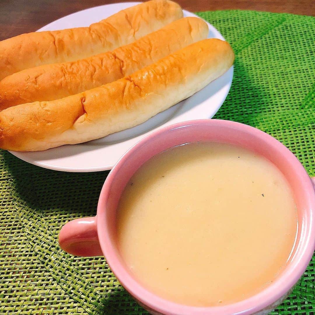 アンジェラ佐藤さんのインスタグラム写真 - (アンジェラ佐藤Instagram)「甘〜い､あまぁ〜いデザート！ アンジェラのお夜食の定番。ミルクシチュー！  作り方は簡単！牛乳、卵、小麦粉と砂糖を混ぜて鍋に投入。隠し味程度に白味噌と生姜を少々加えます。 弱火で煮込み、とろみがついたら出来上がり。  ミルクのコクと懐かしい優しい甘さの温かいデザートです。 バターを少し加えるとより味に深みがでますよ〜( *´艸`) ． ． #アンジェラ飯 #ミルクのデザートシチュー #COWエール #牛乳を飲む助け合い #ミルクランド北海道  #pr #牛乳消費 #白味噌や砂糖は好みで加減してね #昼は暑くても夜は涼しいので冷え性の人にオススメです」6月2日 13時08分 - angela_satou