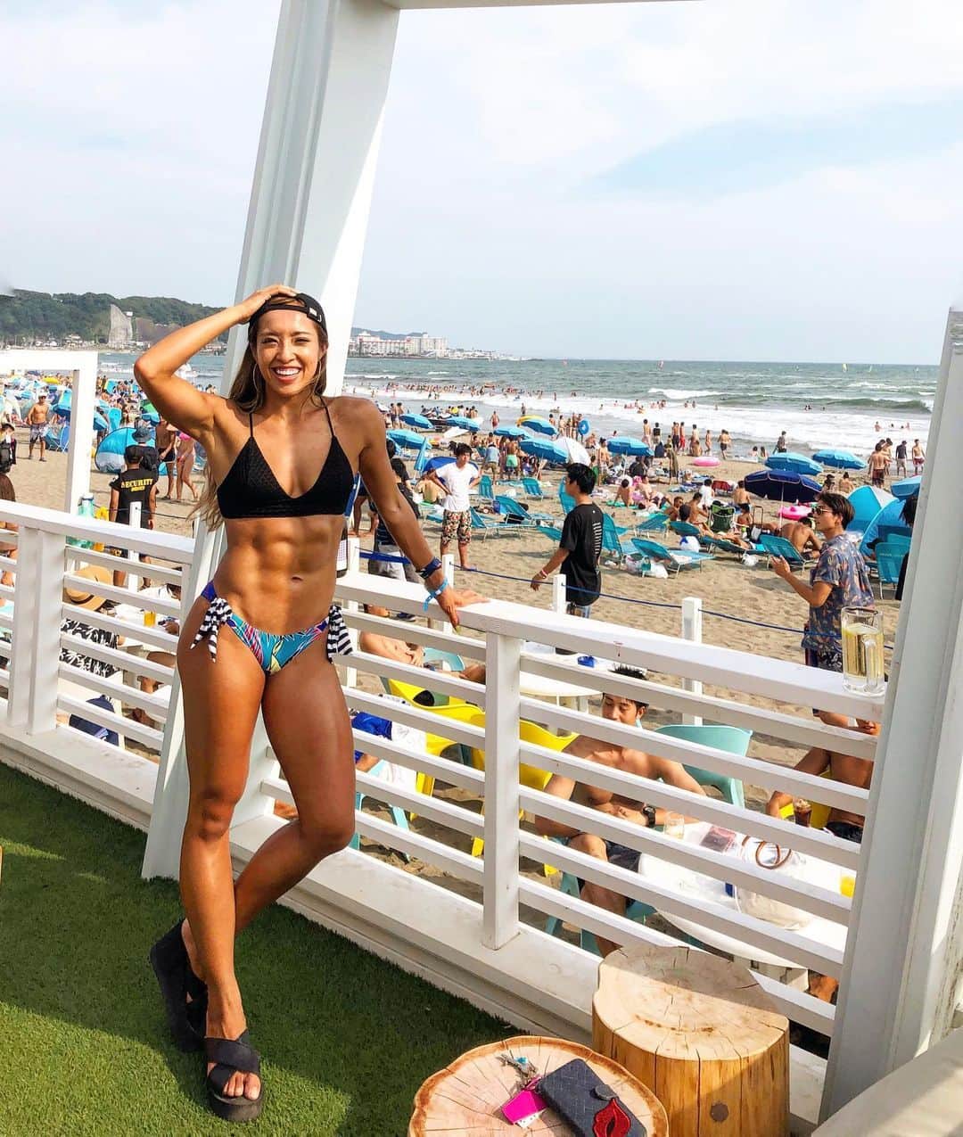 のインスタグラム：「6月が始まりましたね‼️🌻✨﻿ なんとなく、日本中が再スタート✈️﻿ を切ったように思えます😊🇯🇵✨﻿ ﻿ また気合を入れて﻿ 新たな日常を始めましょっ🔥🔥🔥✨﻿ ﻿ ﻿ #黒肌 #さりげなく #ワキ上げ  #海﻿ #筋肉﻿ #腹筋女子 #腹筋﻿ #筋トレ﻿ #フィットネス﻿」