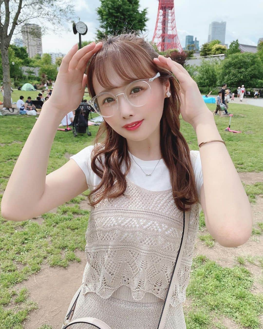 のインスタグラム：「. . 芝公園へ(*´ω｀*)✨✨ 最近はUVカットのメガネ必須！ 今年の夏はいつもより暑いみたいで 今から怯えてる😨笑 . . メガネは　@soleil_jewelry1995 👓 今セールやってるよぉ💗 . . . 👗インナー　@grl_official . 👗セットアップ　@grl_official . 👟スニーカー　@zara . 👜バッグ　@noela_official . . . . #私服 #coordinate #春服 #春服コーデ #春コーデ #grl #グレイル #グレイル購入品 #grl購入品 #プチプラコーデ #noela #zara #芝公園 #お散歩 #お散歩コーデ #love #instagood」