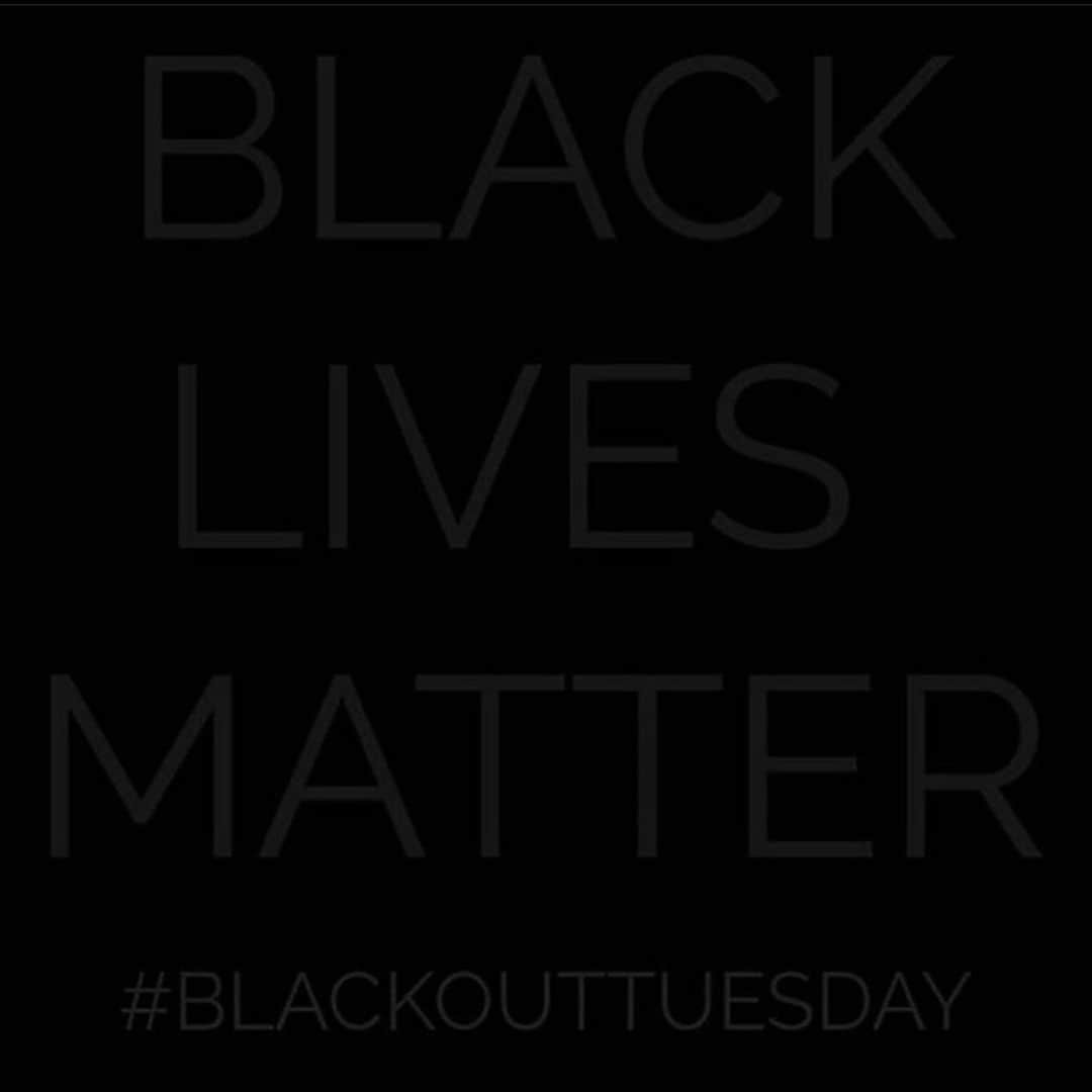アレア・ホッブズのインスタグラム：「#blackouttuesday」