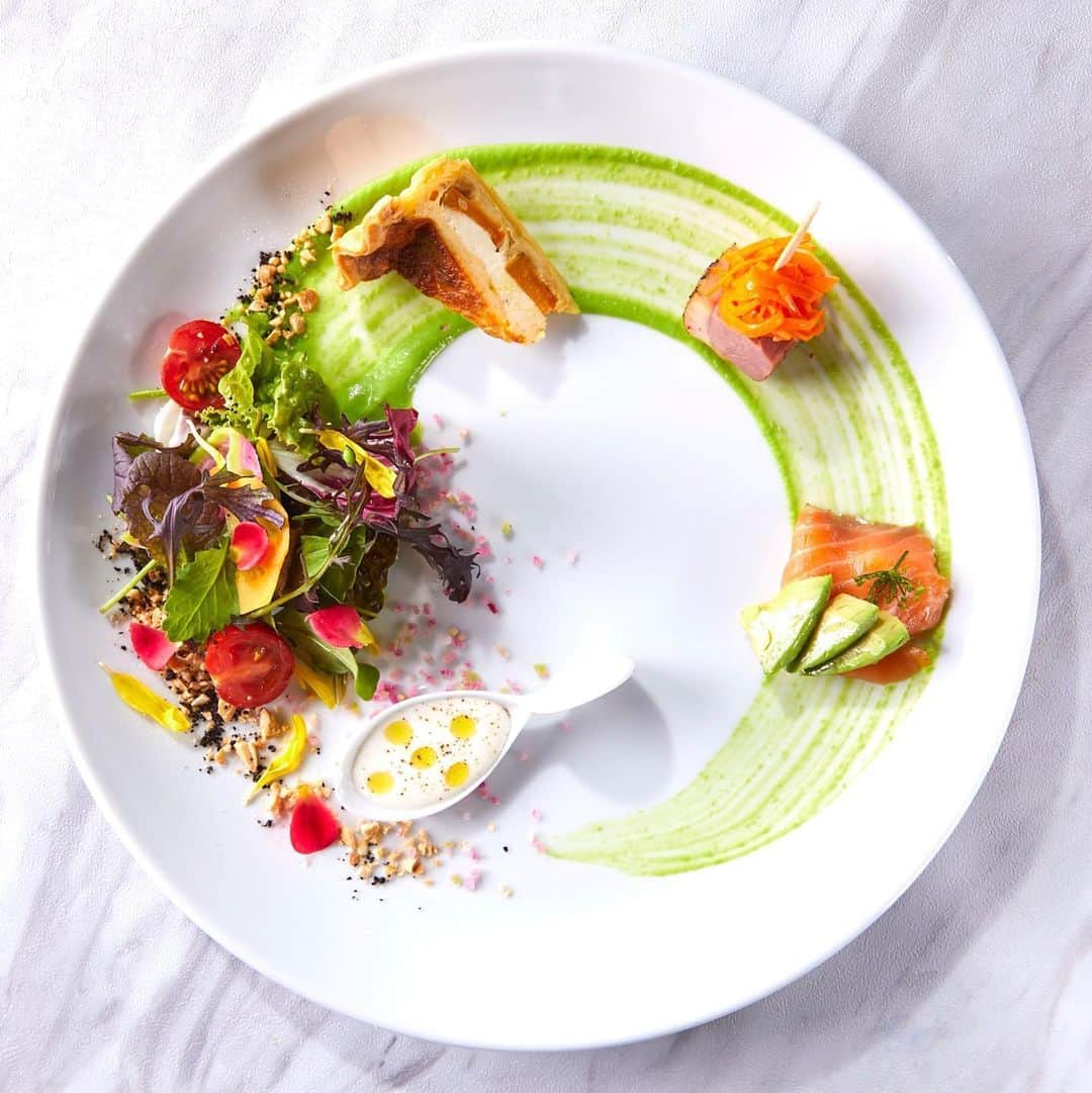 CHELSEAのインスタグラム：「《ランチメニューご紹介✨》 前菜4種盛り合わせ🥦🍅 ・季節野菜とクリームチーズのキッシュ ・鴨のスモークとキャロットラペ ・スコッチサーモンのカルパッチョカボカド添え ・彩り野菜のピューレと新鮮グリーンサラダ  選べる5種メイン🍖🍝 ・トリュフ薫るポルチーニ茸のクリームソースパスタ ・茄子とモッツァレラチーズのボロネーゼパスタ ・ゴロゴロ野菜とあさりの旨味たっぷりクラムチャウダー ・モッツァレラチーズとたっぷり野菜のラザニアグラタン ・石窯で焼き上げた熟成牛ローストビーフと炭火焼きグリルチキン」