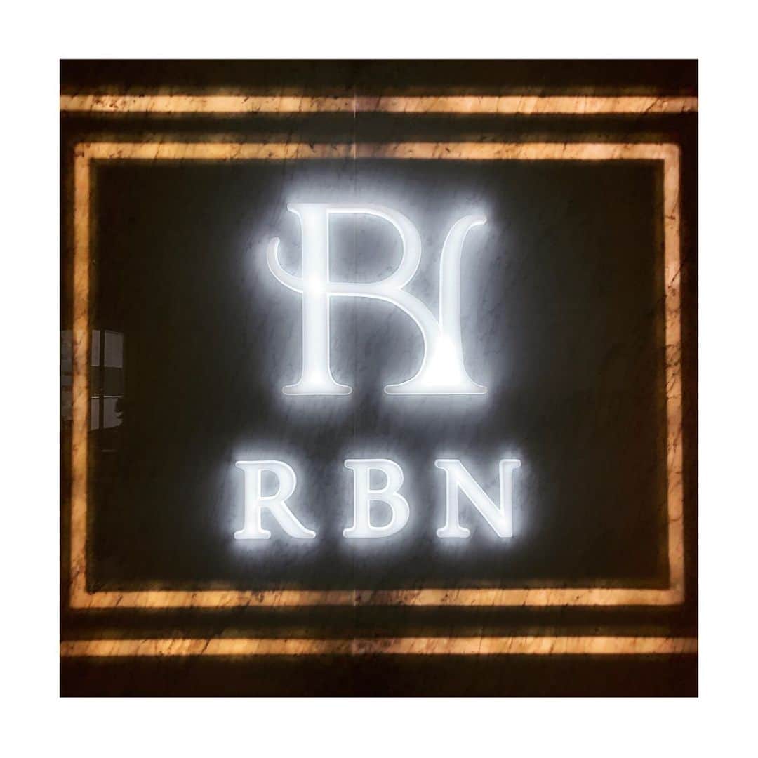 愛聖りさのインスタグラム：「. お祝いで頂いていたチケット🎫で 高級エステに行ってきたよ🥺💓 めちゃくちゃ良かったぁ😭🙏✨ お肌ツルツルや！！！ ついついパックも買ってしまった… . #エステ #RBN #aesthetic #💆‍♀️」