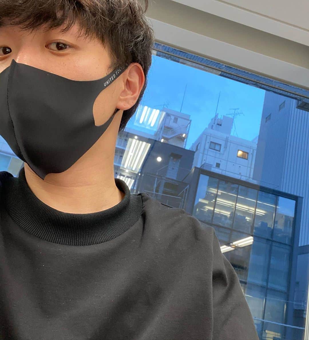 谷正人のインスタグラム：「以前紹介したUNITED TOKYOのマスクですが、接触冷感、肌触り、色、抜群です。担当デザイナーにクオリティ高いマスクをmade in japanで作りたいんですけどと言われ、そんな高いマスク売れるの？と疑ってましたが、、 絶好調で追加生産入りました。 2枚で1500円ですが、 これから暑い時期にオススメです！ #unitedtokyo #接触冷感　#マスク  https://united-tokyo.com/shop/goods/search.aspx?search=x&keyword=マスク&search=search」