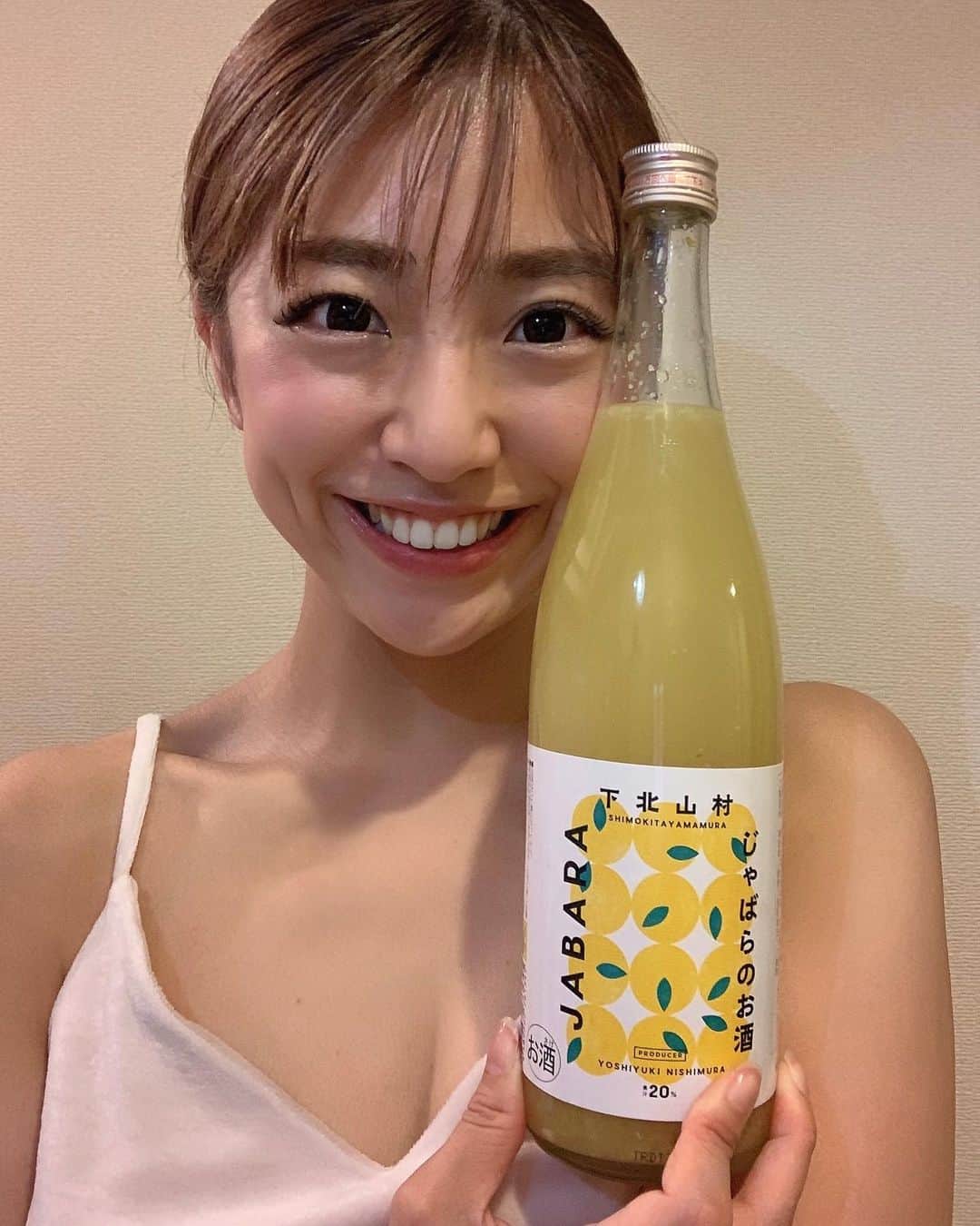 本橋優華のインスタグラム：「‪お疲れ様です☺︎﻿ 話題のやつ "酒ガチャ" で届いたお酒を頂いての只今おうち時間。‬ ‪﻿ ﻿ 全国のお酒がランダムで届くから﻿ 何が届くかは届いてからの‬お楽しみ。‬ ﻿ ﻿ ‪私は"じゃばらのお酒🍊"‬が！﻿ ‪柑橘系で季節にぴったり。‬﻿ ﻿ ‪花粉症にもじゃばらってきくらしい。﻿ めちゃいい。‬ ﻿ ﻿ まったり時間に是非⭐︎﻿ ﻿ ‪#酒ガチャ#KURAND‬#PR﻿ #じゃばら#お酒#goodnight#🍊」