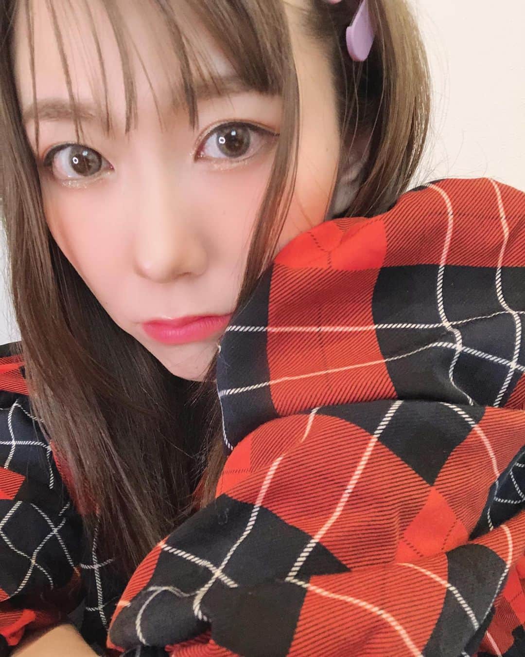 夏奈子のインスタグラム：「目…👀 合っちょ〜？？ カラコンって 目合わんよね。  とゆぅ、急な山口弁ちゃ＾＾ #度入り #カラコン #なに色かわからない #色々試してます #見ちょー？ #見ちょる #聞いちょー？ #聞いちょる #やっちょー？ #やっちょる #知っちょるん？ #しっちょー #しらんちゃ #好きっちゃ #好きやけぇ #好きじゃけー のパターンもある。 #山口県」