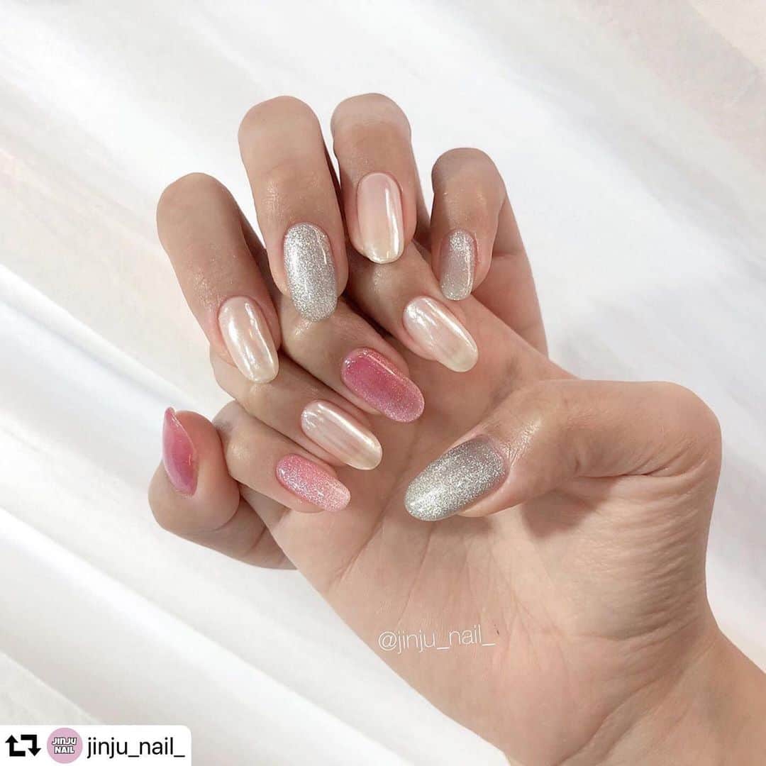 Icegel Nailさんのインスタグラム写真 - (Icegel NailInstagram)「캬아~~ 심플하지만 너무 스폐셜한 컬러링이네요! 역시! 별빛네일!!! 스톤이나 파츠로 디자인 하지 않아도 별빛네일만으로도! 너무 예쁘게 반짝여요~~🥰🥰🥰 #repost @jinju_nail_ ・・・ - #별빛네일 / #아이스젤 / 여름오로라 (₩49,000) @icegelnail @jinju_nail_ #6월진주네일」6月2日 23時28分 - icegelnail