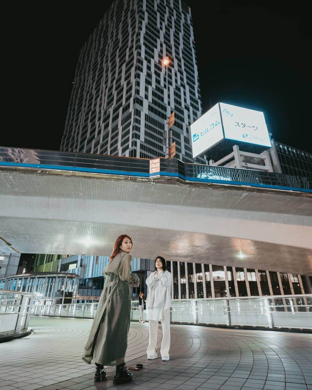 貴愛kwiae Officialのインスタグラム：「【 Seize the day 】MVさっそく Youtubeコメントやリプメッセージありがとう😭❤💗‼ * * 今回のMVは自分なりにプロデュースしてみました🥰 この曲を何度も何度もきいて、ここで撮りたいなとか、ダンサーさんに踊って欲しいなとかそういうのが漠然とあり、今回MV作るに当たって、自分でロケハンをして写真撮ったり、入りは顔から引いていくカットにしたい！とか、自分なりに監督に伝えて撮ってもらいました✨(もちろん監督さんのアイデアも頂きながら🙏🏿) * そして、ダンサーさんは義姉のお友達でもあり、7年ぶりの再会でこんな風に共演ができて本当に嬉しいです✨💋 この曲には、こんな世界は嫌だ！と嘆いてる部分と、そんな世界を愛したいという部分があって、だから変わりたい、変われる！というそんな歌詞の心を菜花さんに表現してもらいました✨ * 当日もお手伝いに来てくれた COMiNUMちゃんには感謝しきれぬ！！😭❤💗‼ありがとう！！ プロフェッショナルな皆様に支えてもらって作り上げられた作品です✨本当に感謝です✨ * * 〜スペシャルセンスあるクリエイターたち〜 作曲編曲 @cominum 監督 @tome33333 ダンサー @nanohakameoka * * * 3年ぶりのリリースでかなりイメージ変わったと思います🧚‍♂️ これからも色んな音楽にチャレンジしていきたいな！！ 沢山シェアしてくれると 好きがこぼれ落ちます！！ よろしくお願いします🥰🙏🏿💗 * * photo by @joylous_tokyo * * #shibuya  #shibuyanight  #japan #portrait  #mv #sing #ssw #tokyo #night #shooting #photooftheday #東京 #首都高 #夜 #渋谷 #渋谷スクランブルスクエア  #shibuyascramblesquare」
