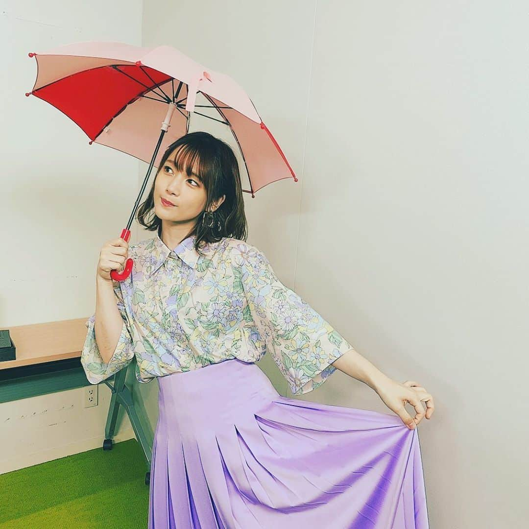 内田真礼さんのインスタグラム写真 - (内田真礼Instagram)「雨もしとしと。もうすぐ梅雨ね。 happyな傘でたのしい6月♡ 今日も声優と夜あそび火曜ありがとう♡」6月2日 23時43分 - uchidamaayataso